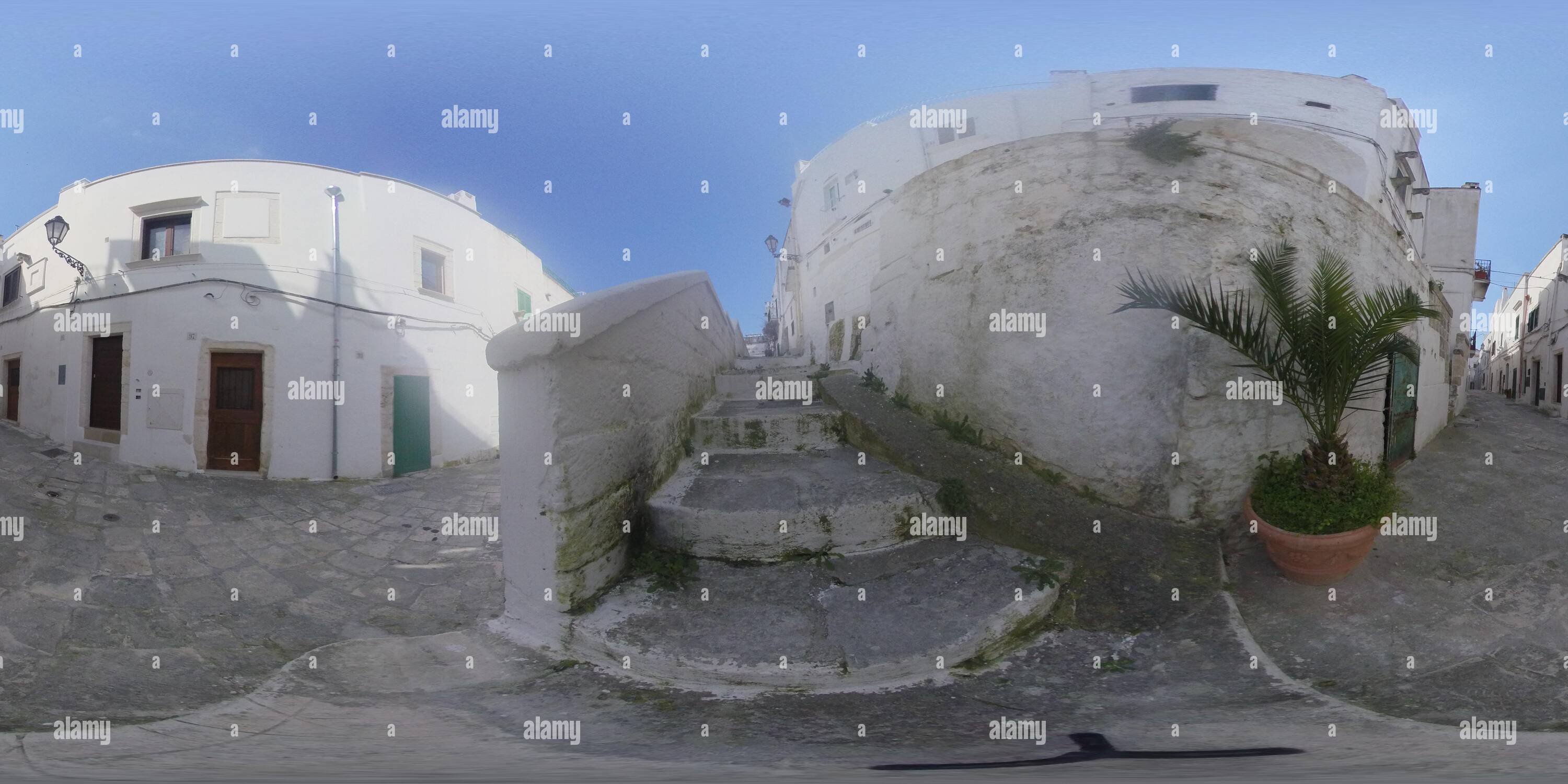 360 Grad Panorama Ansicht von 360 Sphärisches Panorama der Straßen von Ostuni in Süditalien