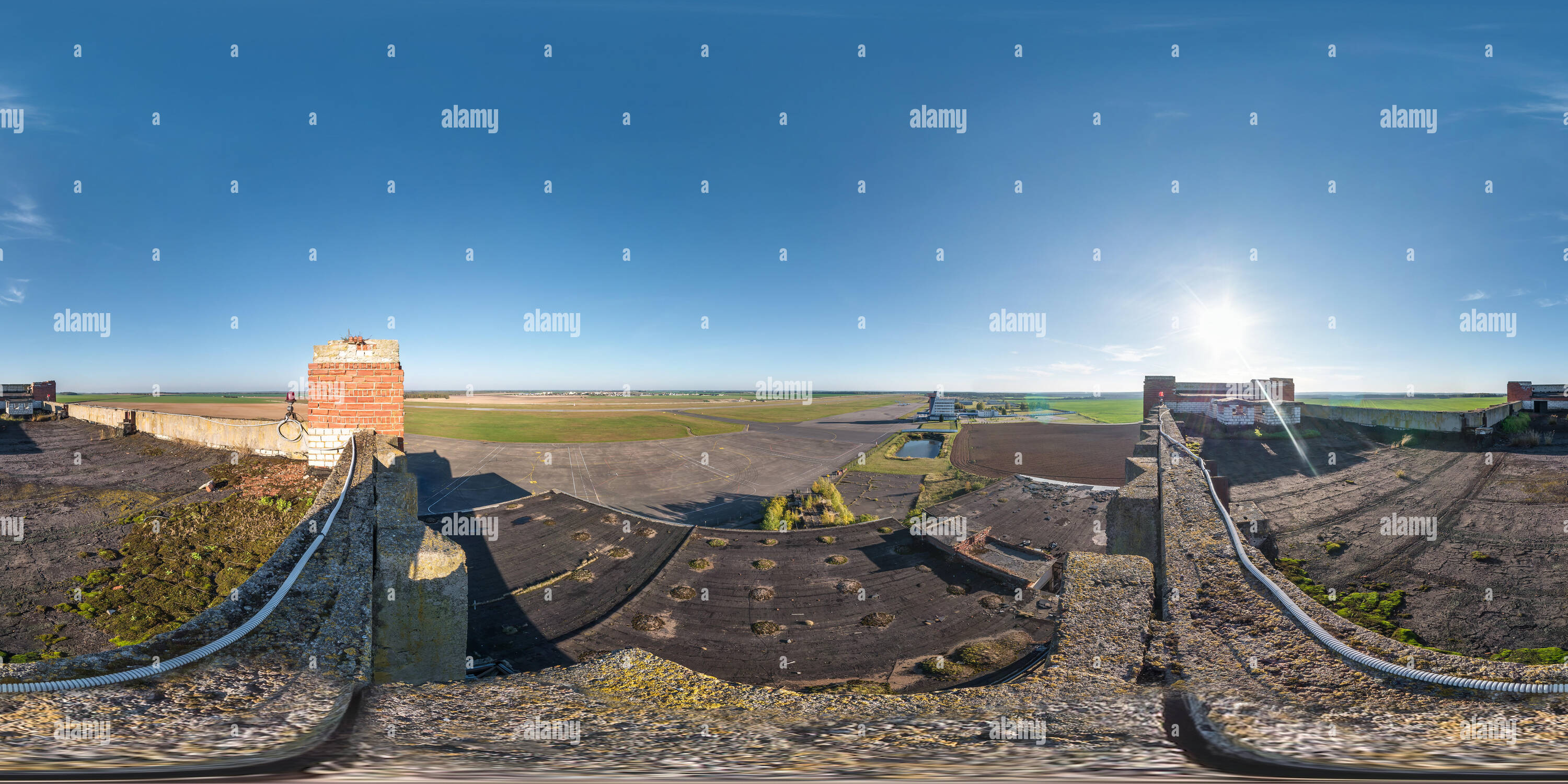 360 Grad Panorama Ansicht von Antenne Vollsphärische nahtlose 360° Winkel, Panorama mit Dach Beton abgebrochen unvollendete Gebäude des Flughafens auf Start- und Landebahn in equirectangula