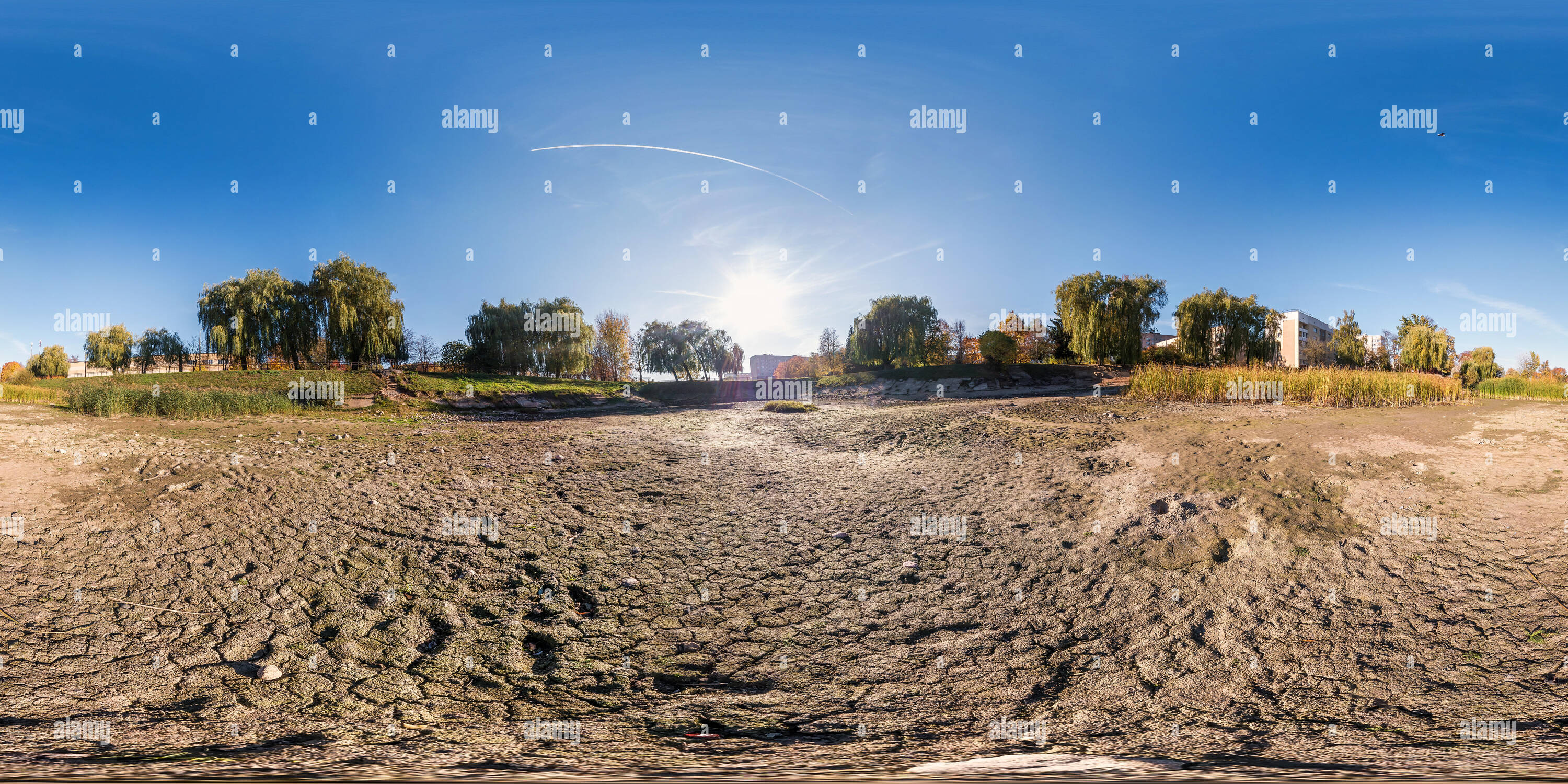 360 Grad Panorama Ansicht von Vollständige nahtlose Sphärisches Panorama 360 Grad Betrachtungswinkel und an der Unterseite des ausgetrockneten Teich im Garten von Wohngebiet in equirectangular Projektion, re