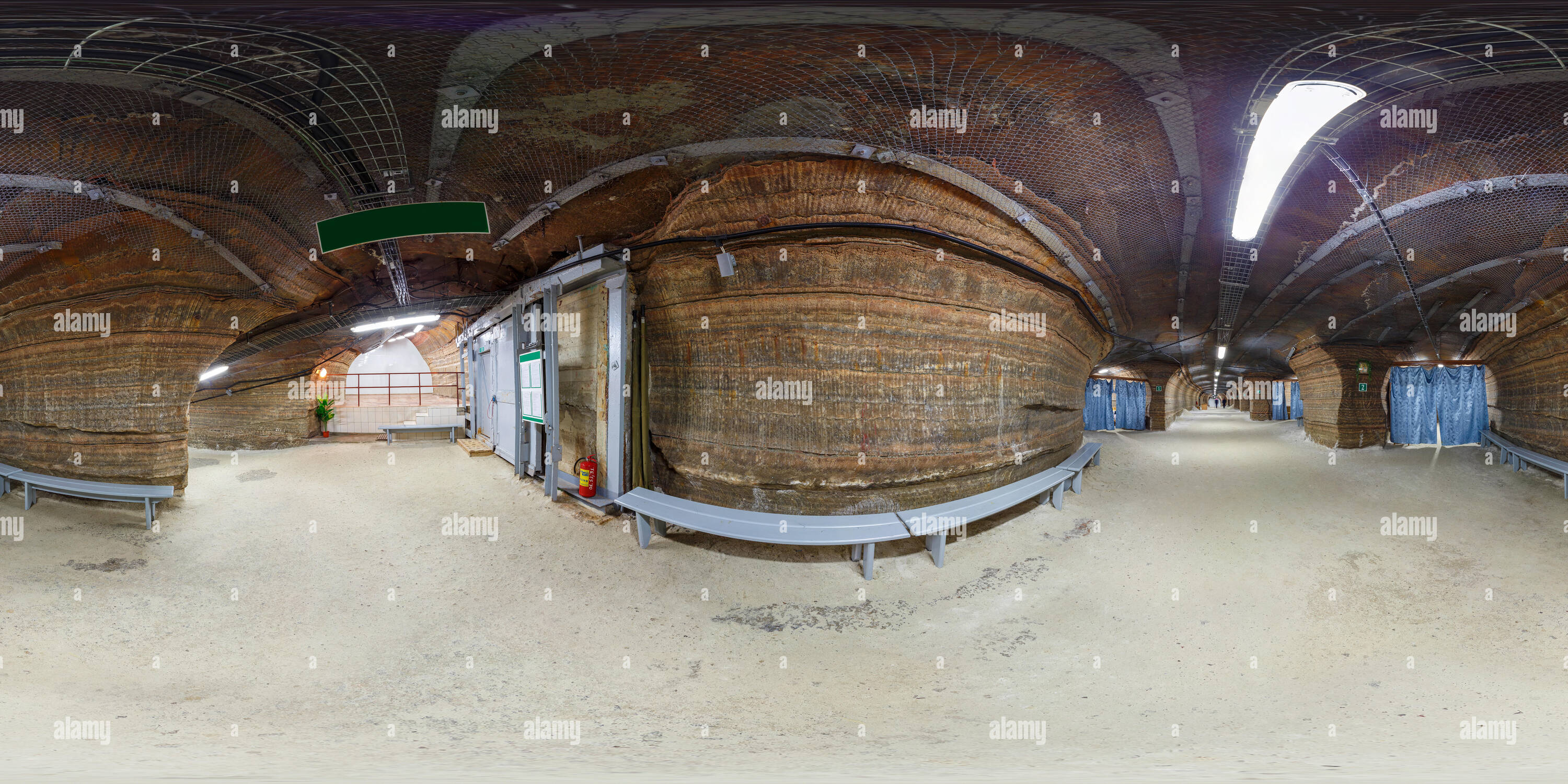 360 Grad Panorama Ansicht von SOLIGORSK, BELARUS - September, 2013: Die vollständige Nahtlose sphärischen 360 grad panorama Innenraum im Krankenhaus Höhlenforschung in der Höhle von Kalium Salz in equirecta