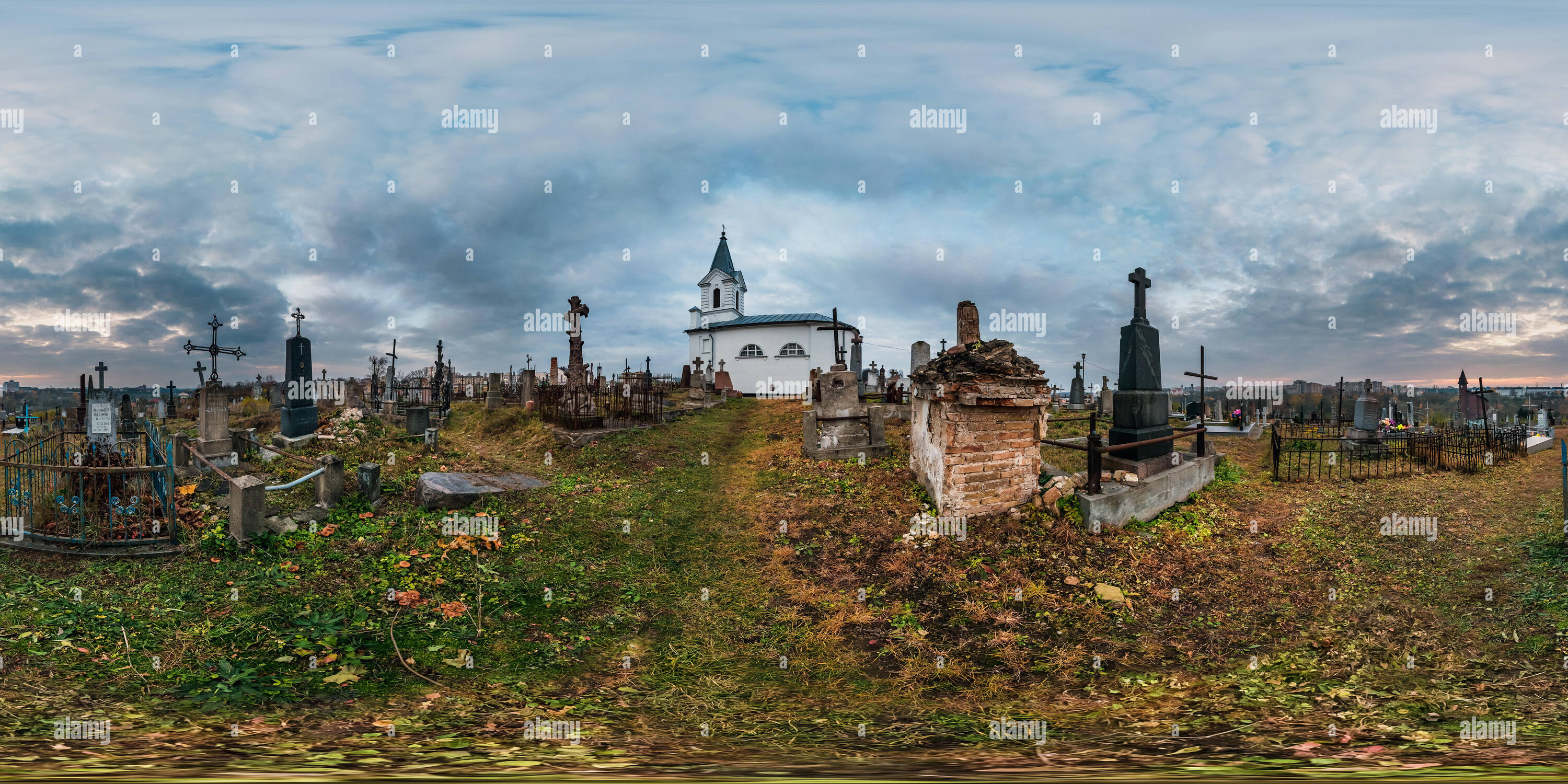 360 Grad Panorama Ansicht von GRODNO, Weißrussland - November, 2018: Vollständige nahtlose Panorama 360 Grad Winkel in equirectangular sphärischen cube Projektion. 360 Panorama der Kreuze und s