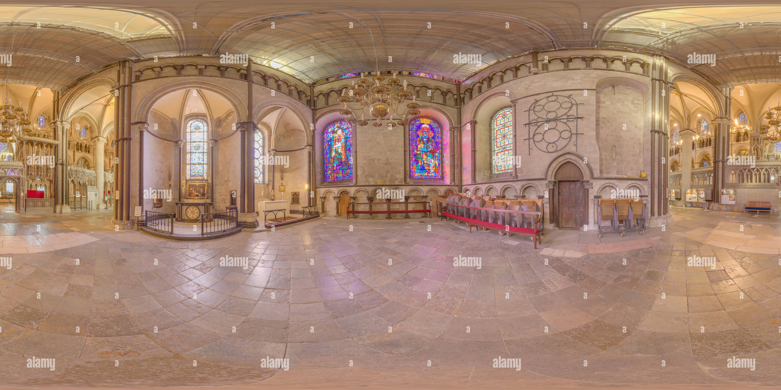 360 Grad Panorama Ansicht von Kapellen und Glasmalerei windodws im südlichen Querschiff am Weltkulturerbe Kathedrale von Canterbury, England.