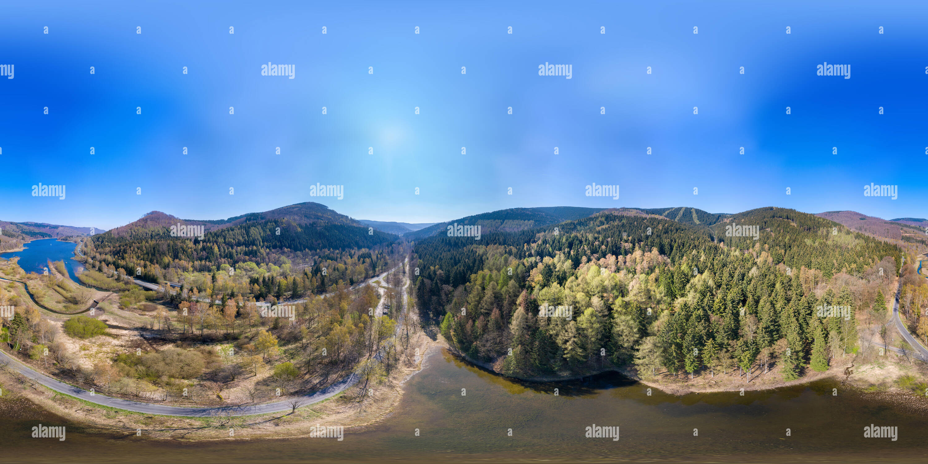 360 Grad Panorama Ansicht von 360° Sphärisches Panorama der Luftbilder aus einem kleinen flachen Teich im Harz, von Wäldern und Bergen umgeben.