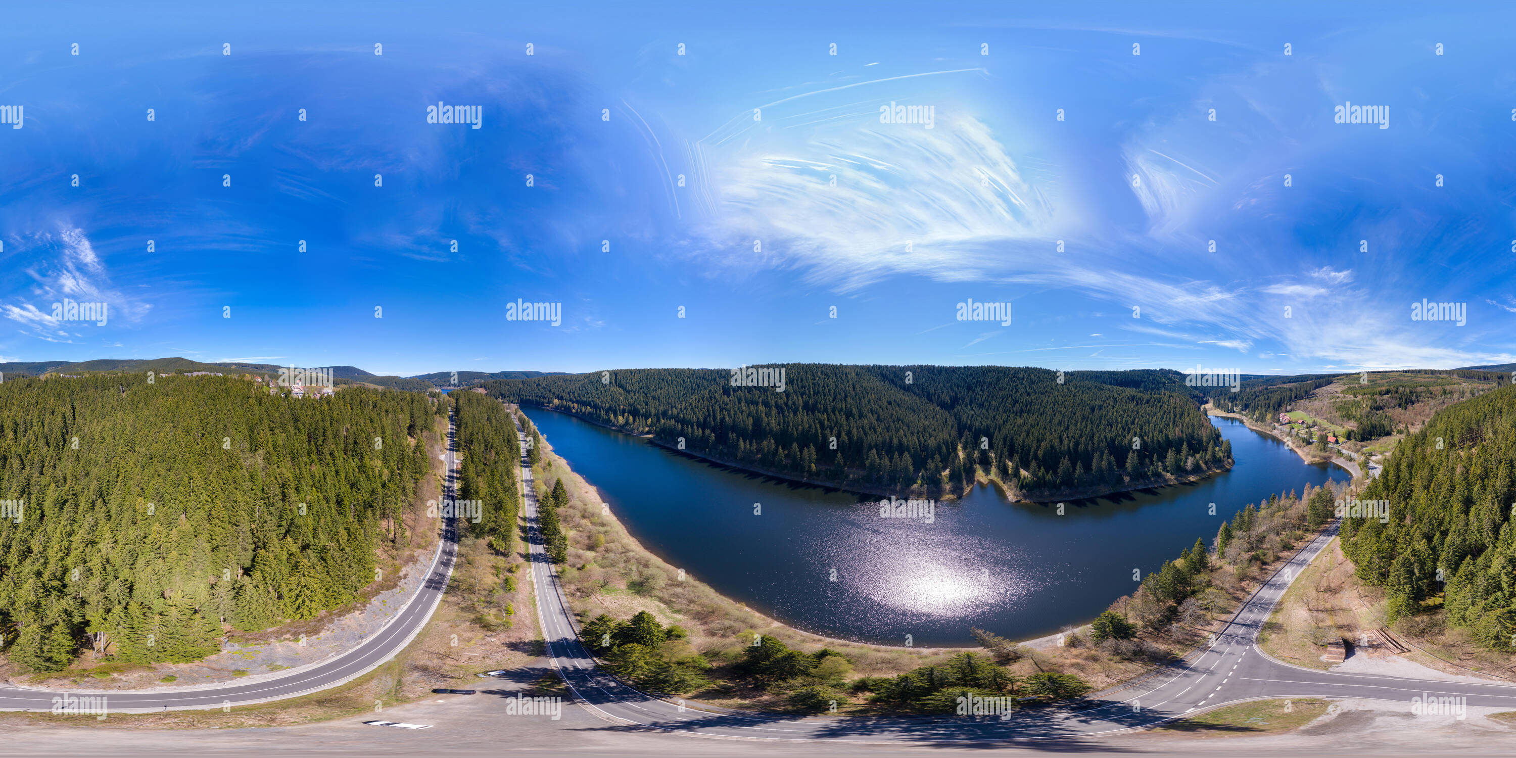 360 Grad Panorama Ansicht von Blick über die Okertalsperre und das Dorf Schulenberg im Harz, sphärischen 360 Grad Panorama von Luftaufnahmen.