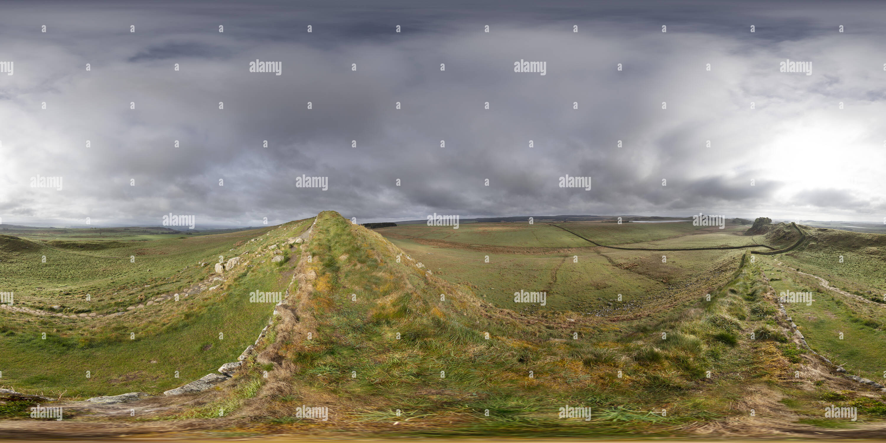360 Grad Panorama Ansicht von Housesteads Felsspitzen aus dem Cuddy Crags auf Hadrian's Wall, Northumberland