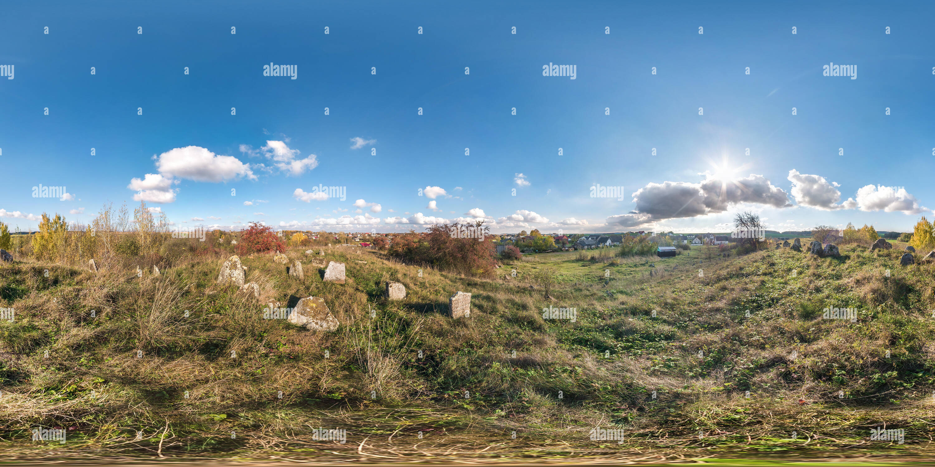 360 Grad Panorama Ansicht von Vollständige nahtlose Panorama 360 Grad Winkel in equirectangural sphärischen cube Projektion. 360 Panorama auf kleine alte jüdische Friedhof, VR-AR Inhalt