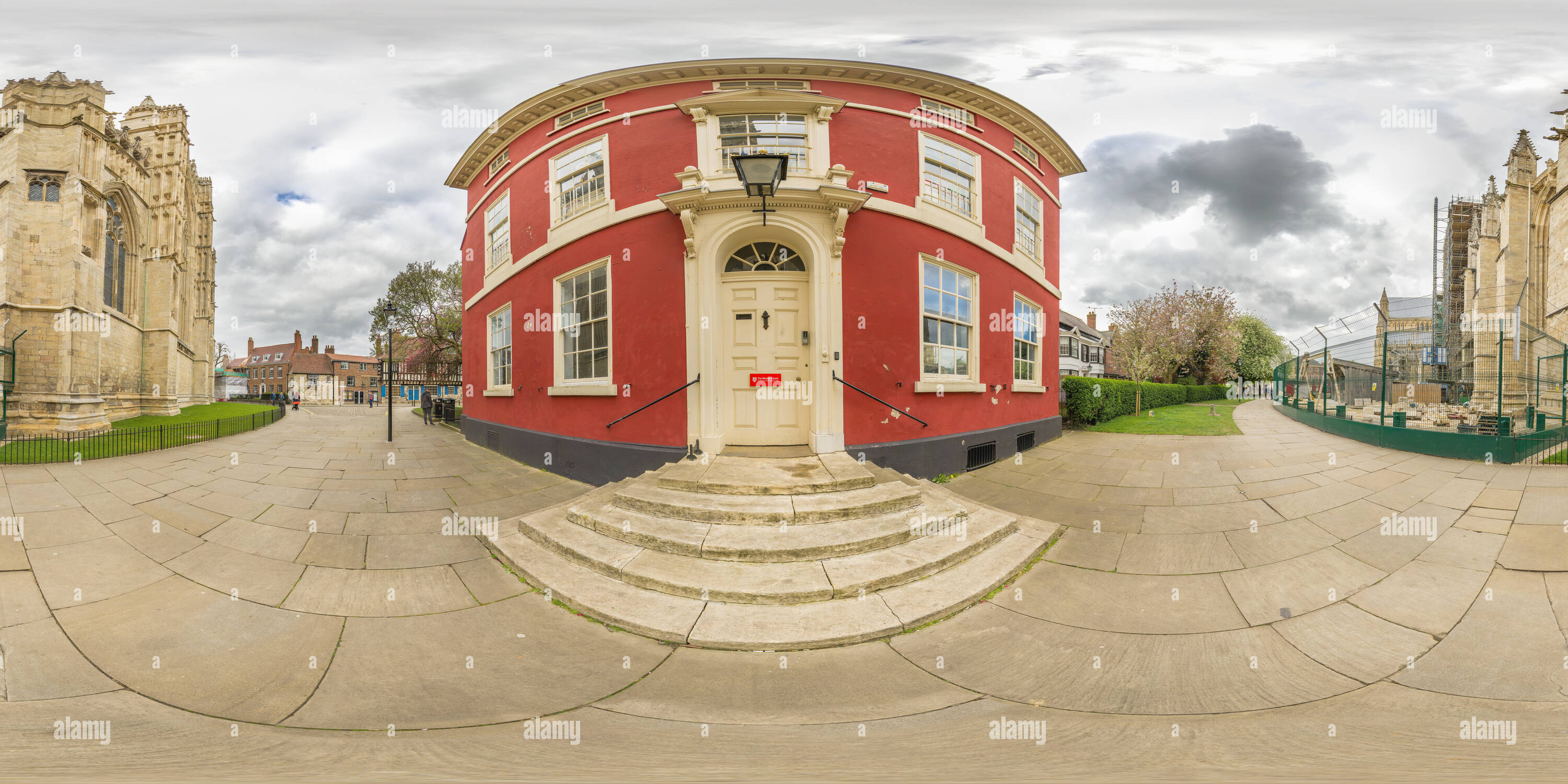 360 Grad Panorama Ansicht von Das Münster School (für Jungen und Mädchen im Alter von 3-13), gegenüber dem Osten Äußere des mittelalterlichen Kathedrale (Münster) in York, England.