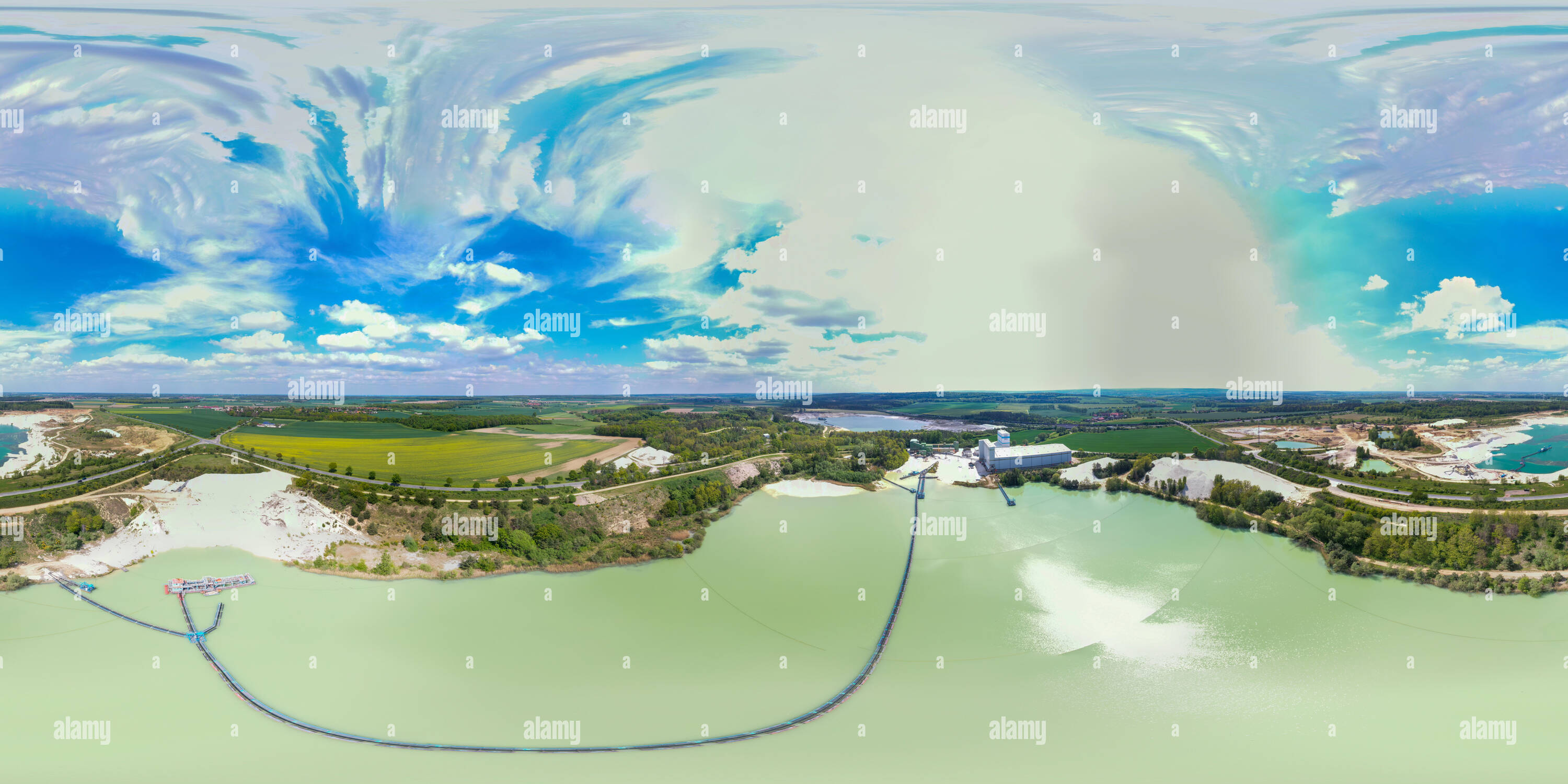 360 Grad Panorama Ansicht von Composite Panorama von Luftaufnahmen und Luftaufnahmen von einem nassen Bergbau Betrieb für weiße Quarzsand mit einer grün und blau dugout See und ein Lar