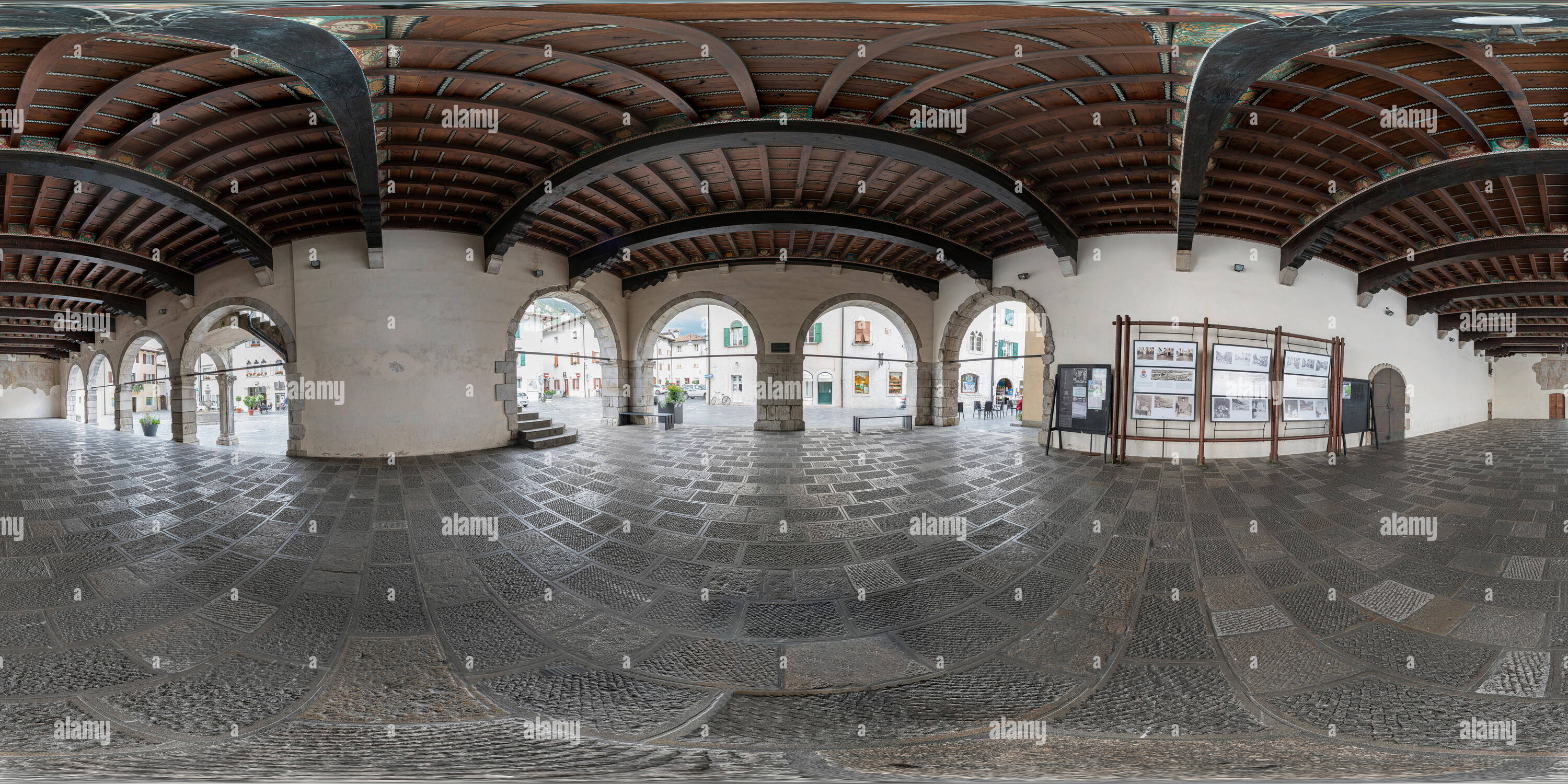 360 Grad Panorama Ansicht von Venzone, Friaul Julisch Venetien, Italien. Ein 360° Panoramabild des Portikus der städtischen Gebäude in der zentralen Piazza Municipio