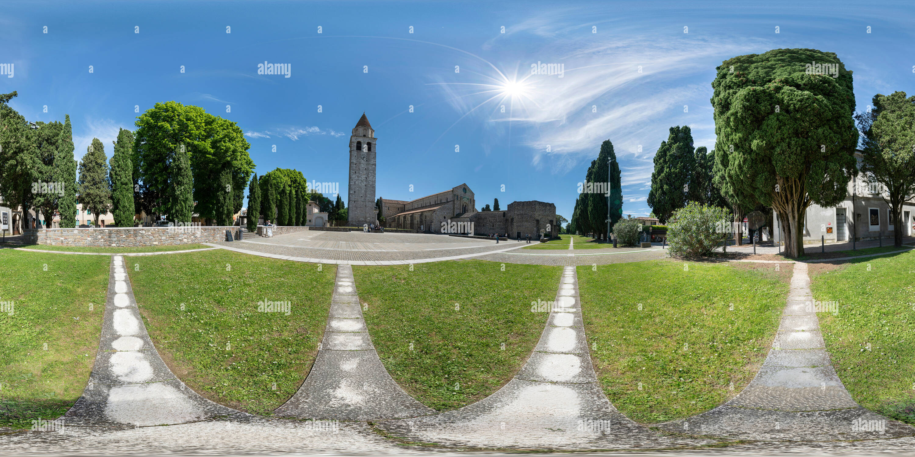 360 Grad Panorama Ansicht von Aquileia, Friaul Julisch Venetien, Italien. Ein 360° Panoramablick auf die Kathedrale Santa Maria Assunta und die Preteodorian Basilika