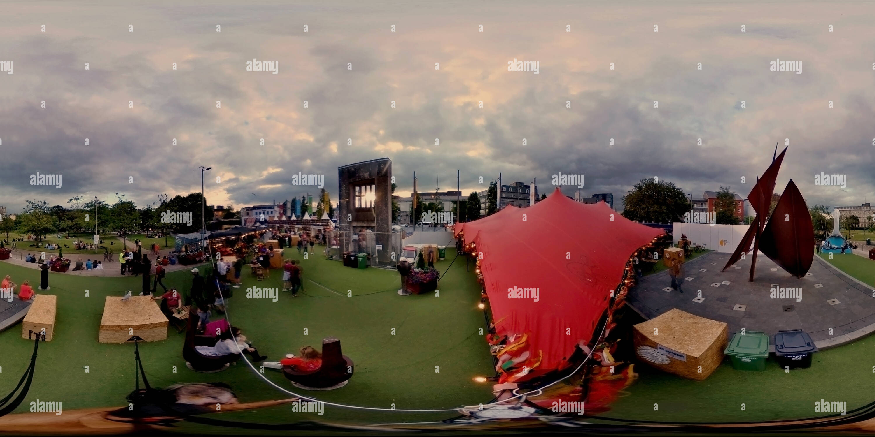 360 Grad Panorama Ansicht von Die Sonne gefangen in der Browne Tür Spionage rund 2019 GIAF auf der Eyre Square