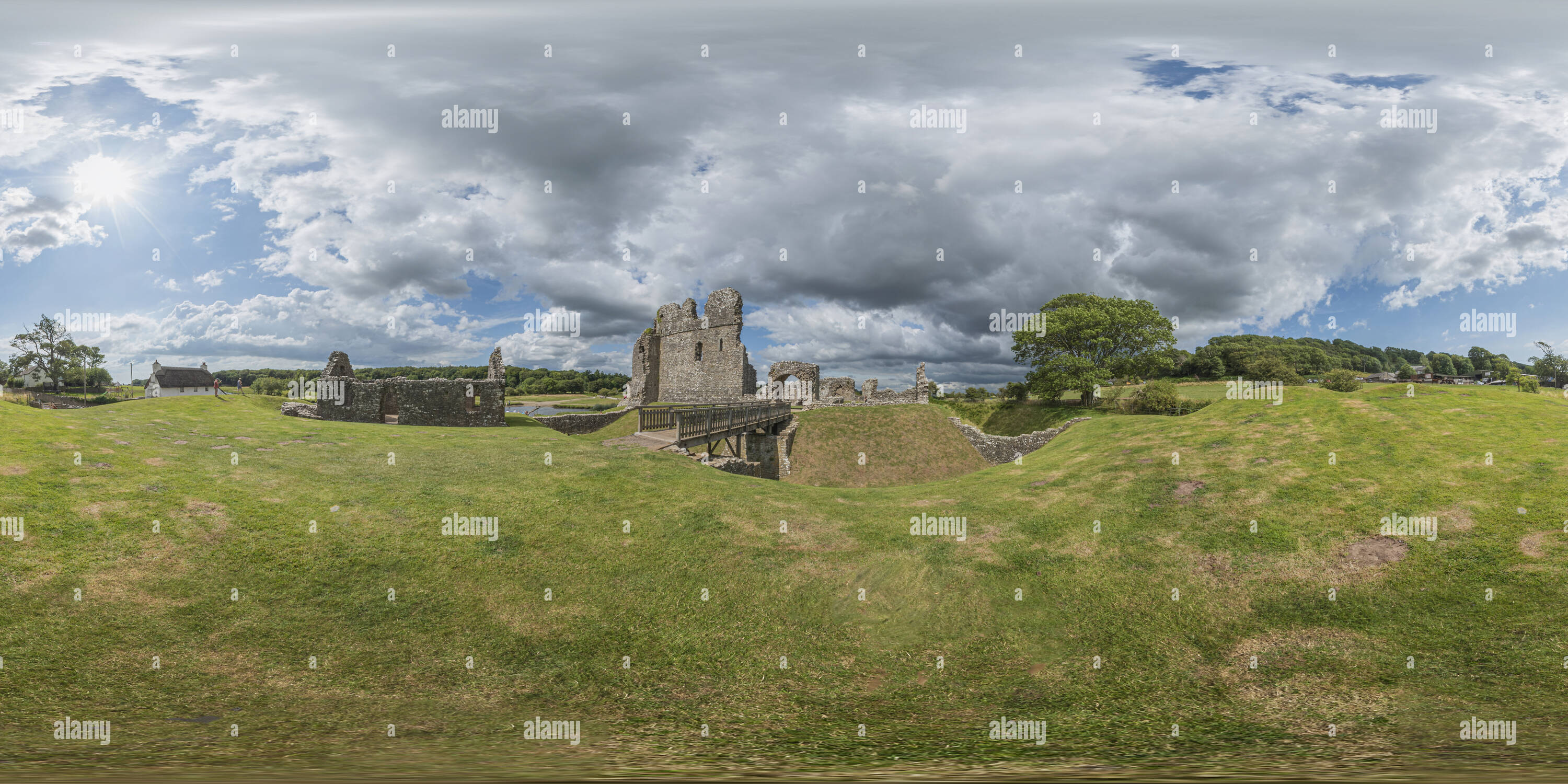 360 Grad Panorama Ansicht von Ogmore Schloss III 27.07.2019