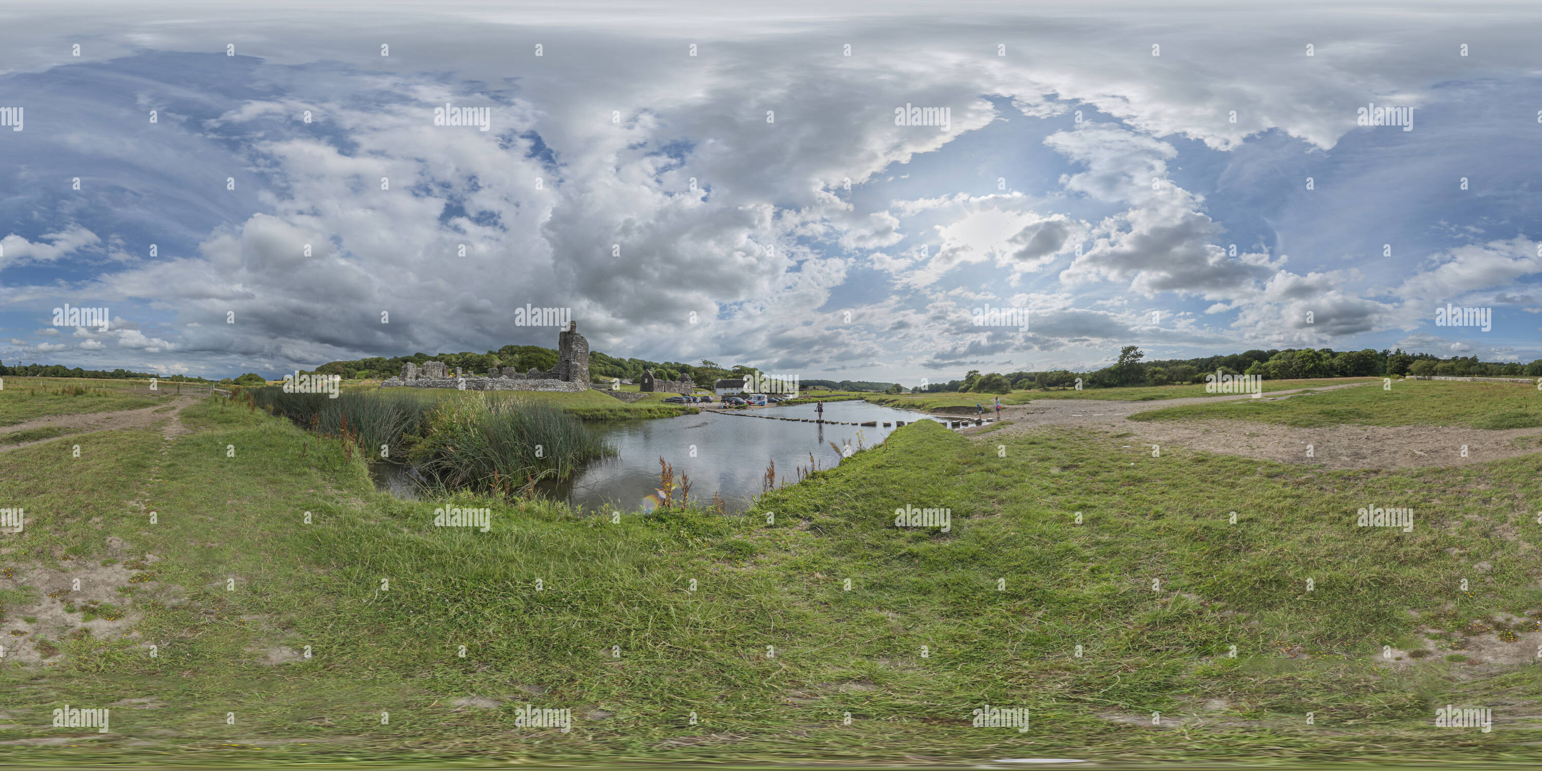 360 Grad Panorama Ansicht von Ogmore Schloss X 27.07.2019