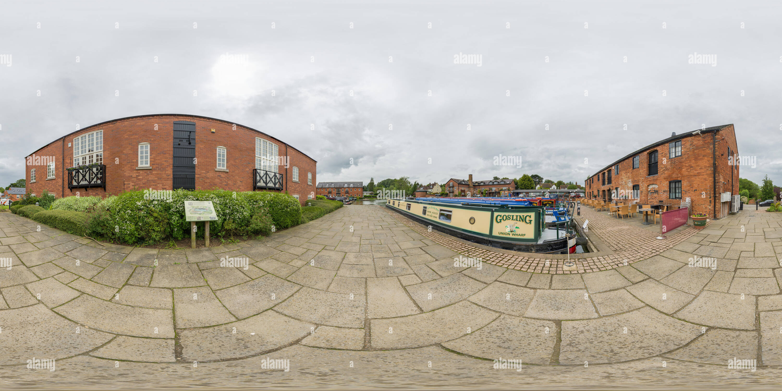 360 Grad Panorama Ansicht von Schmale Boote an der Union Wharf Marina (Endstation des Grand Union Canal zu Foxton locks) mit seinen renovierten Backsteingebäude canal Lagerhäuser.