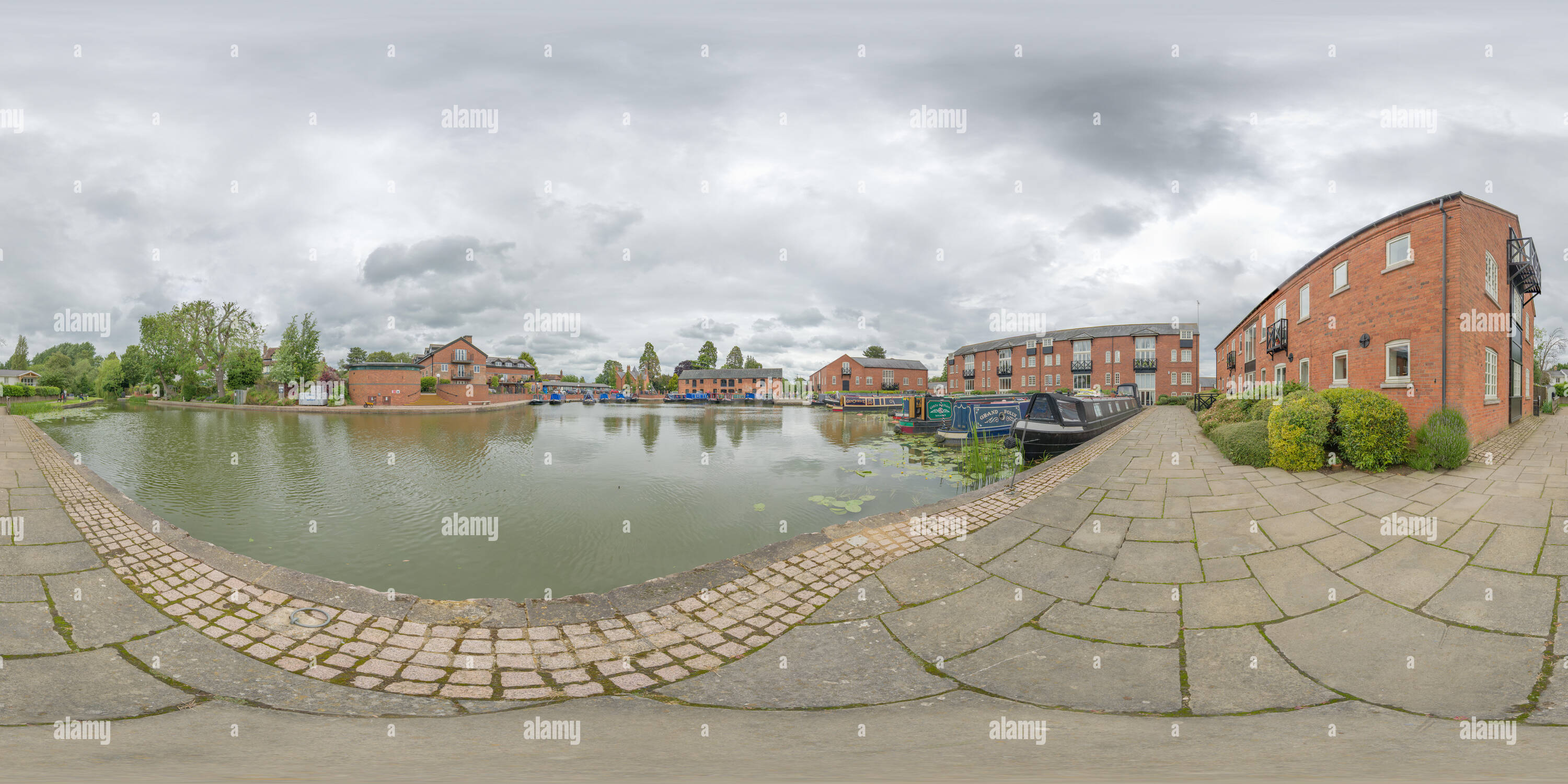 360 Grad Panorama Ansicht von Schmale Boote an der Union Wharf Marina (Endstation des Grand Union Canal zu Foxton locks) mit seinen renovierten Backsteingebäude canal Lagerhäuser.