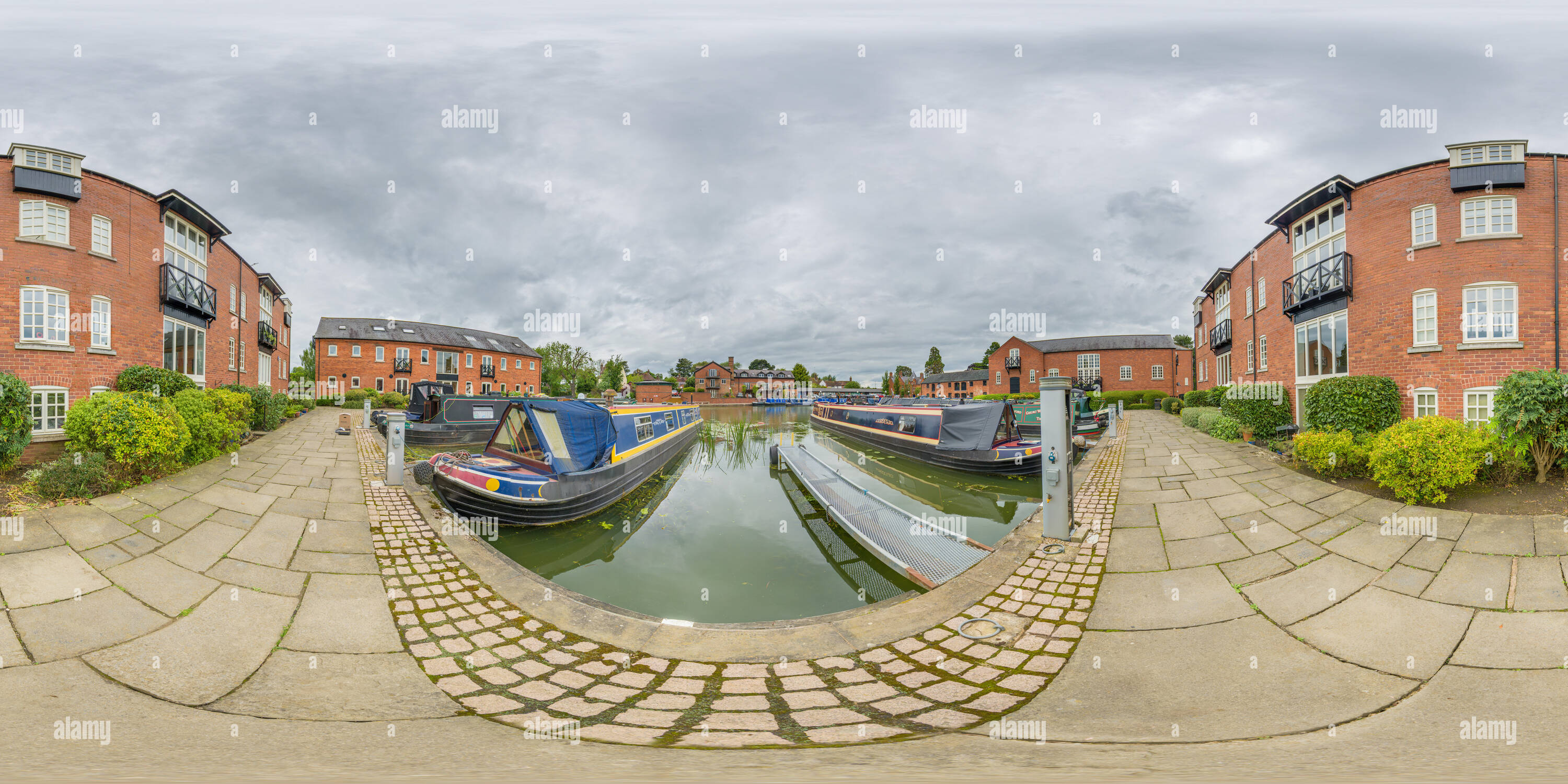 360 Grad Panorama Ansicht von Schmale Boote an der Union Wharf Marina (Endstation des Grand Union Canal zu Foxton locks) mit seinen renovierten Backsteingebäude canal Lagerhäuser.