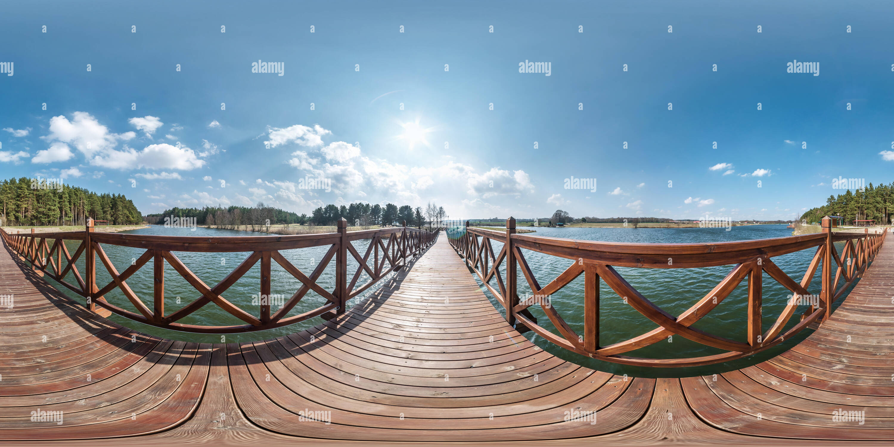 360 Grad Panorama Ansicht von Vollständige nahtlose hdri Sphärisches Panorama 360 Grad Betrachtungswinkel auf hölzernen Fußgängerbrücke der weiten See in sonniger Tag. 360 Panorama in equirectangular Pr