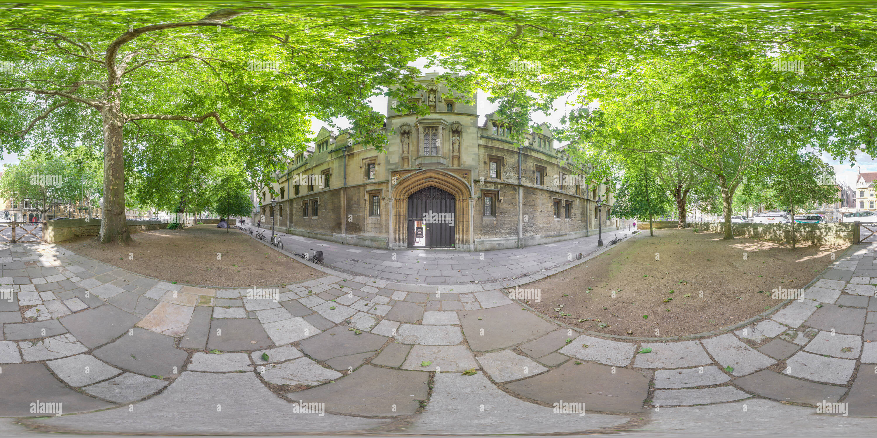 360 Grad Panorama Ansicht von Eingang und Außenfassade von St John's College, Oxford University, zusammen St Giles Street an einem sonnigen Sommermorgen.