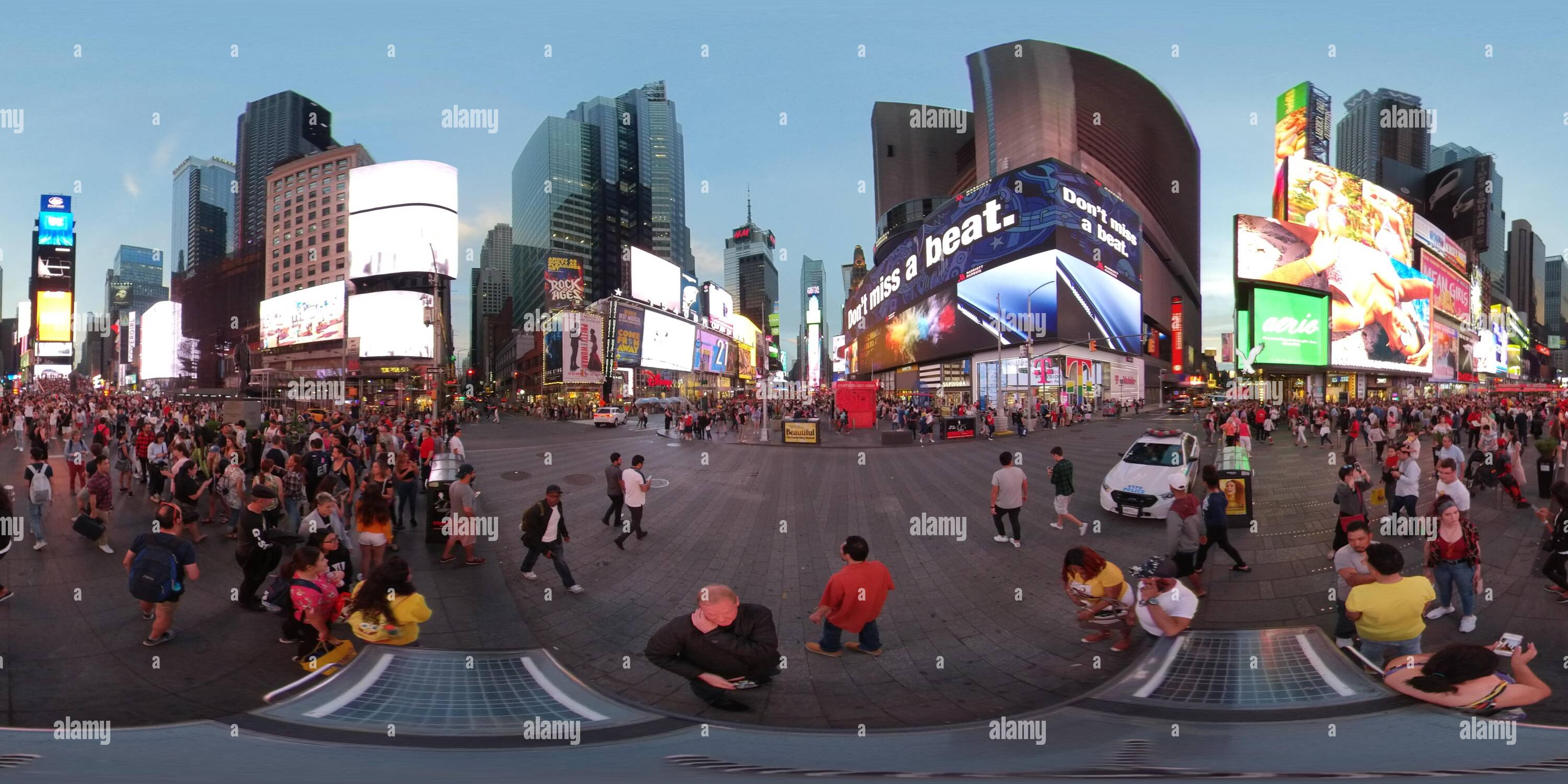 360 Grad Panorama Ansicht von 360 Grad Panorama von Times Square NYC in der Dämmerung mit Polizeiauto und beleuchtete Werbetafeln auf dem Wolkenkratzer.