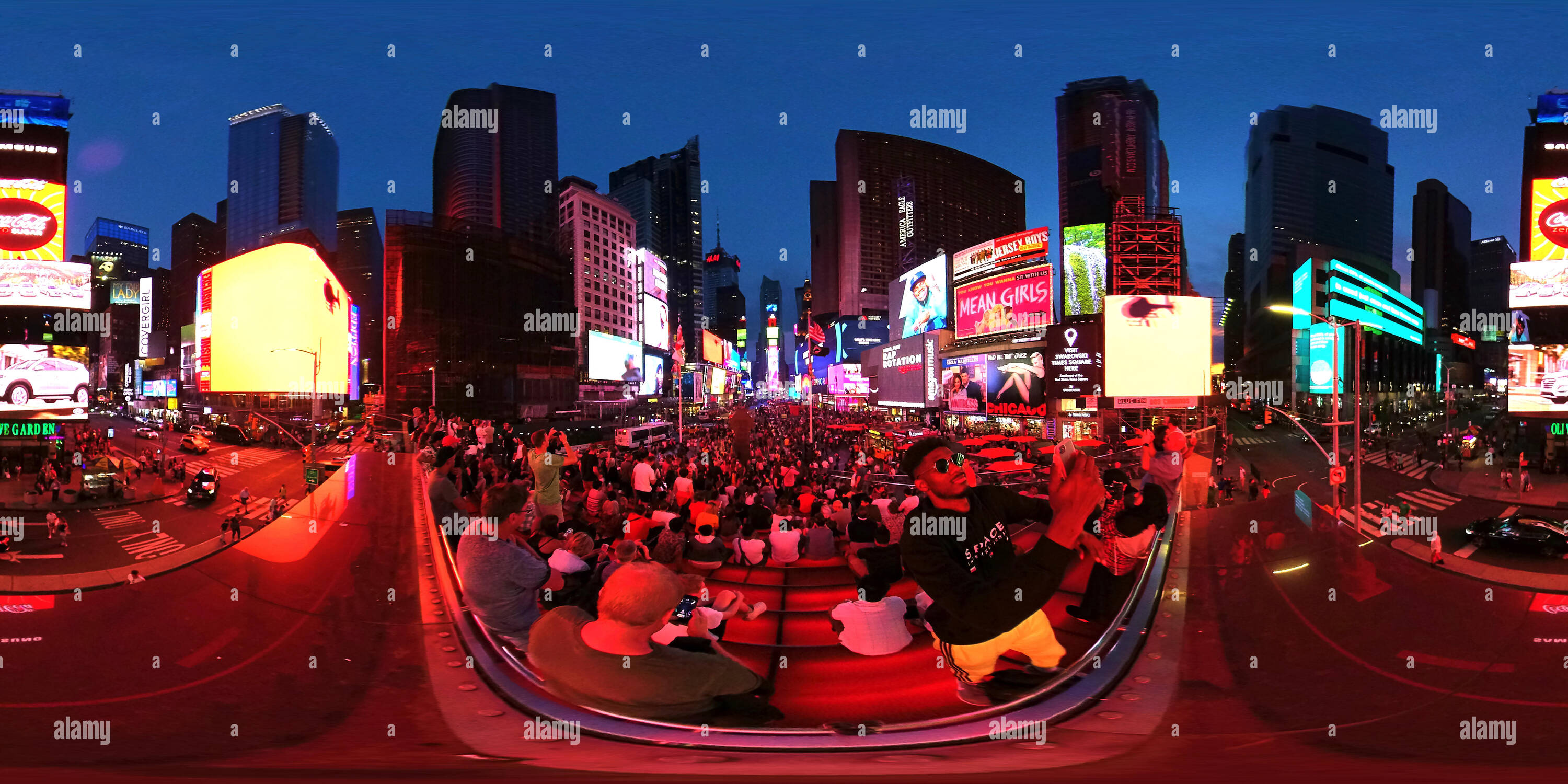 360 Grad Panorama Ansicht von 360 Grad Panorama von Times Square NYC in der Dämmerung mit schwarzer Mann, der Farbtöne ein selfie Mittelrahmen.