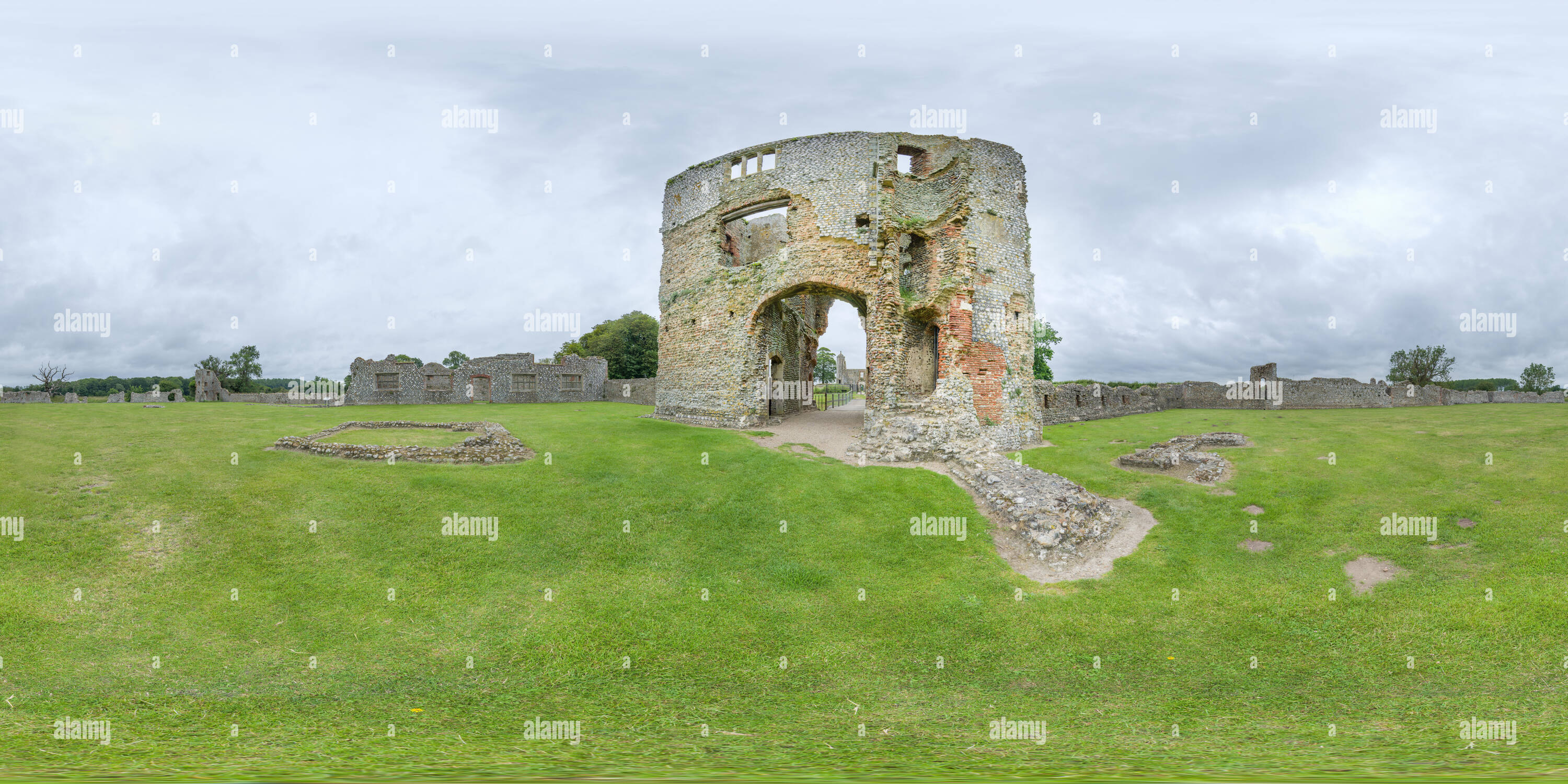 360 Grad Panorama Ansicht von Ruinen einer Tudor befestigtes Herrenhaus in der Landschaft von Norfolk, England.