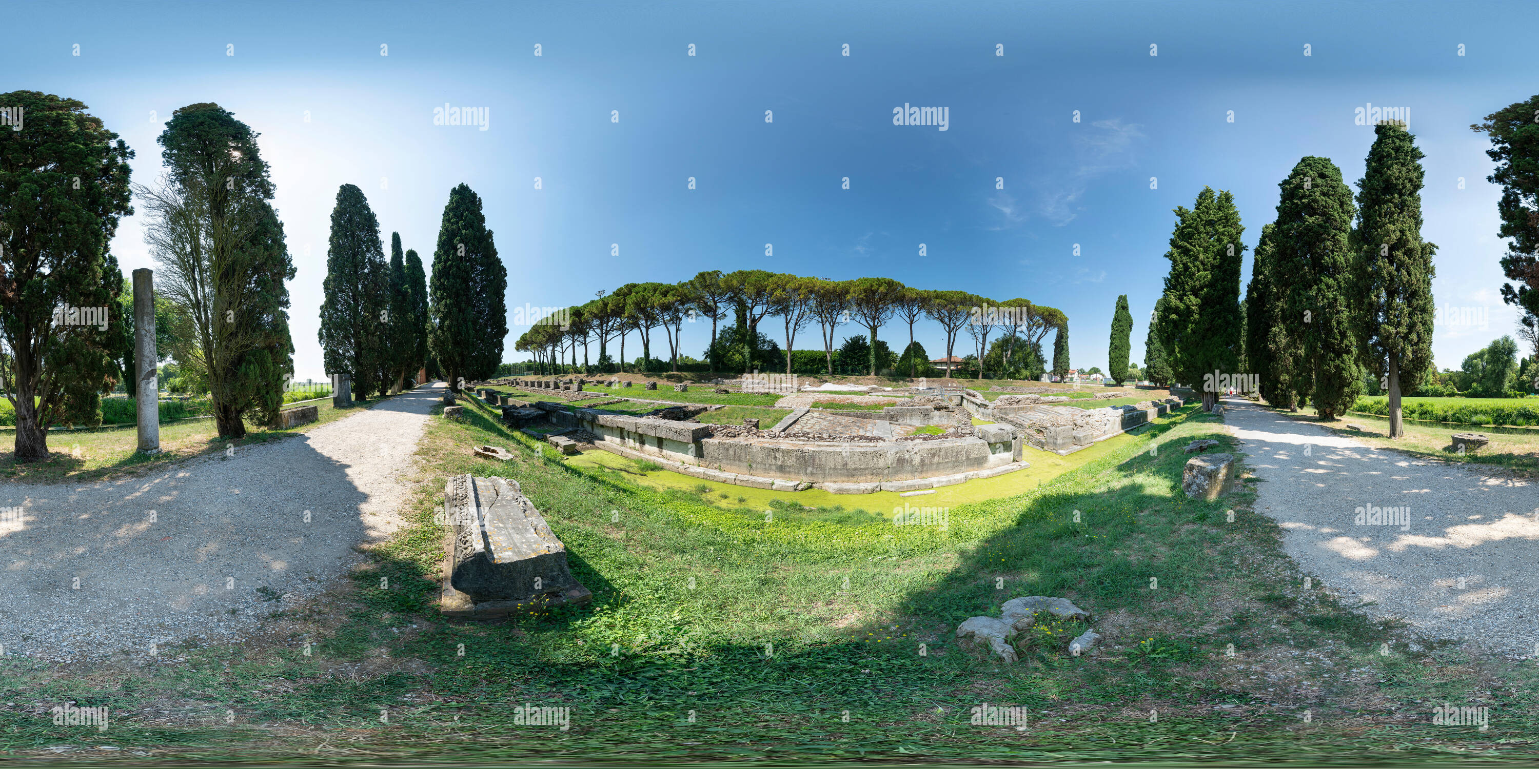 360 Grad Panorama Ansicht von Aquileia, Friaul Julisch Venetien, Italien. 360°-Panoramablick auf die archäologischen Stätten der antiken römischen fluviale Port