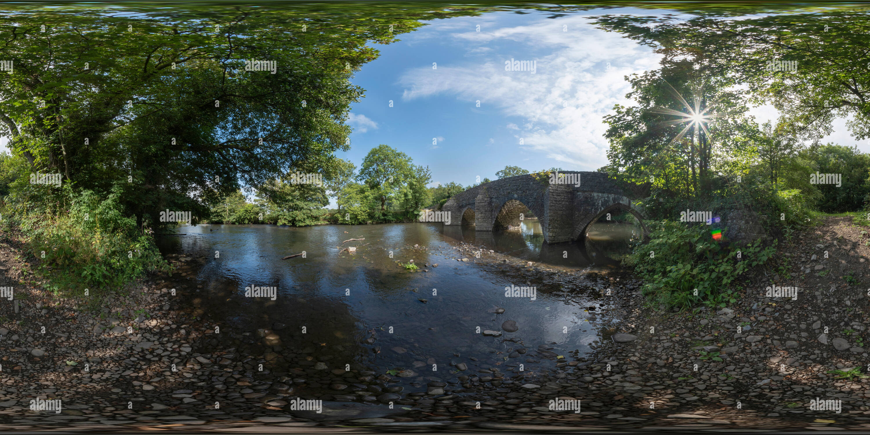 360 Grad Panorama Ansicht von 360° Panorama Bild der eintauchen Brücke auf der Ogmore River in der Nähe von Bridgend, South Wales. Bitte Credit: panoptica