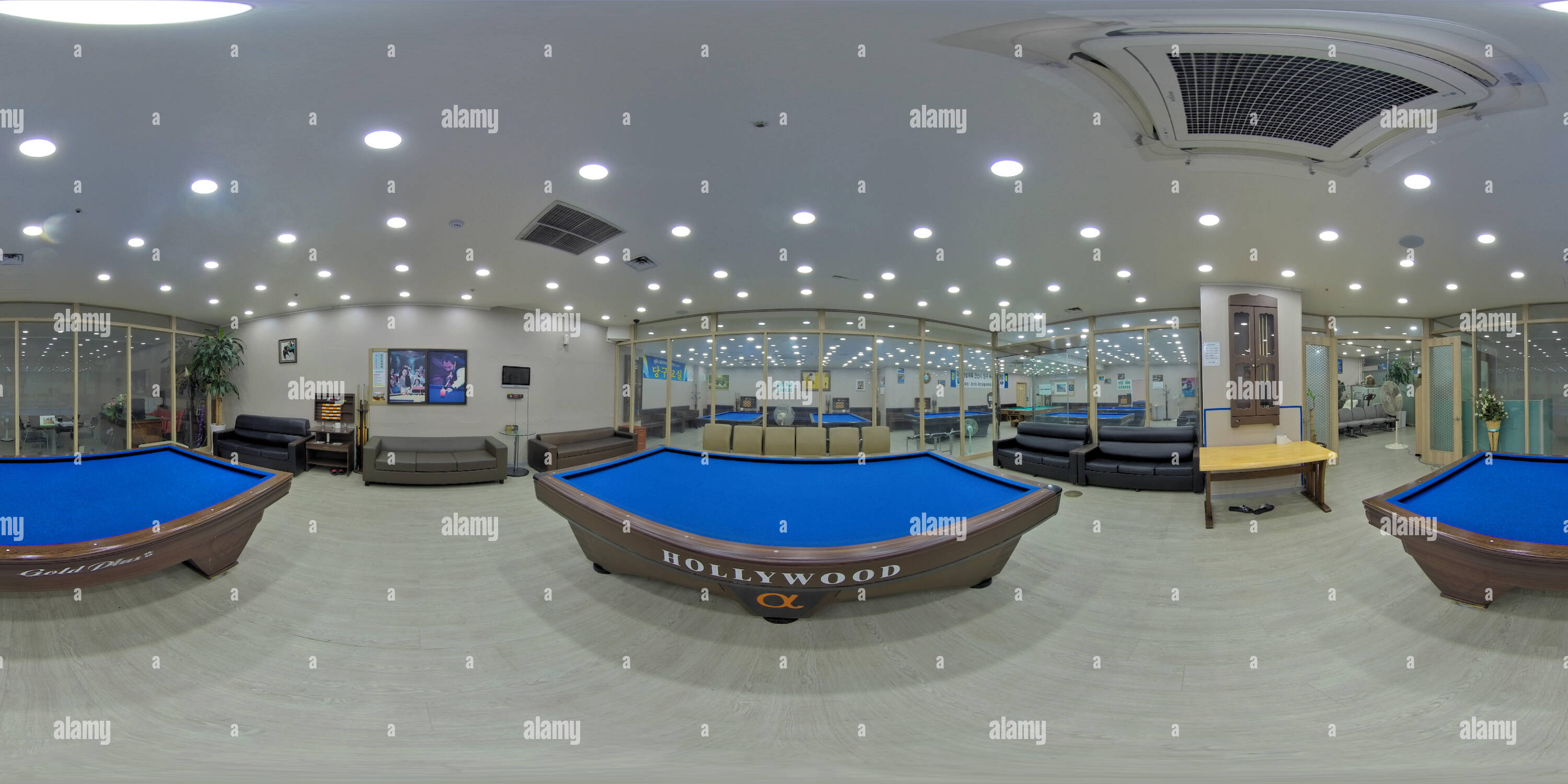 360 Grad Panorama Ansicht von ANSAN SOUTH KOREA 4. JULI, 2019: Vollständige nahtlose Panorama 360° Winkel, mit Blick in den Innenraum des Shop. Restaurant, Florist, Billardzimmer. skybox VR-cont