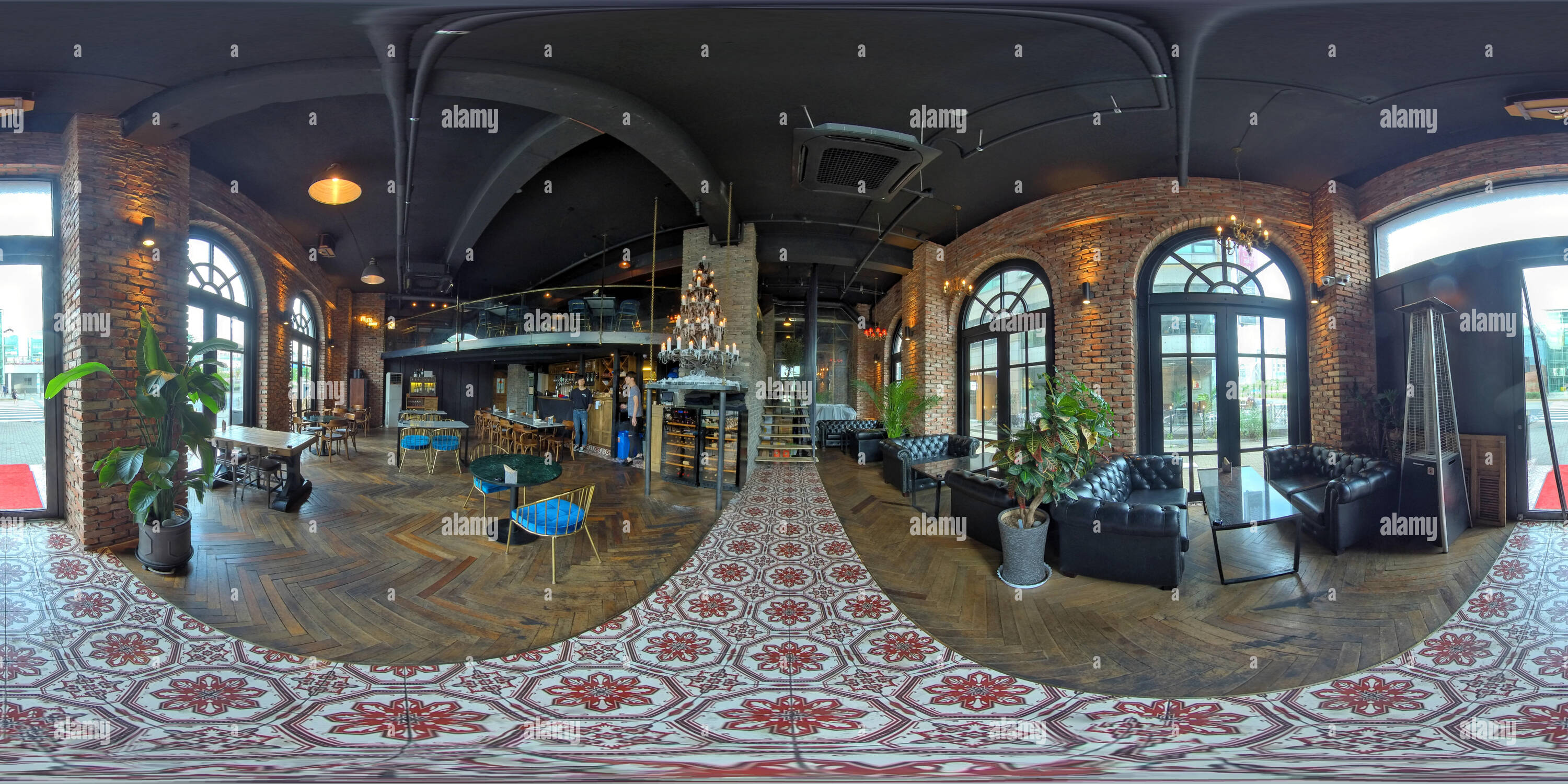 360 Grad Panorama Ansicht von ANSAN SOUTH KOREA 4. JULI, 2019: Vollständige nahtlose Panorama 360° Winkel, mit Blick in den Innenraum des Shop. Restaurant, Florist, Billardzimmer. skybox VR-cont