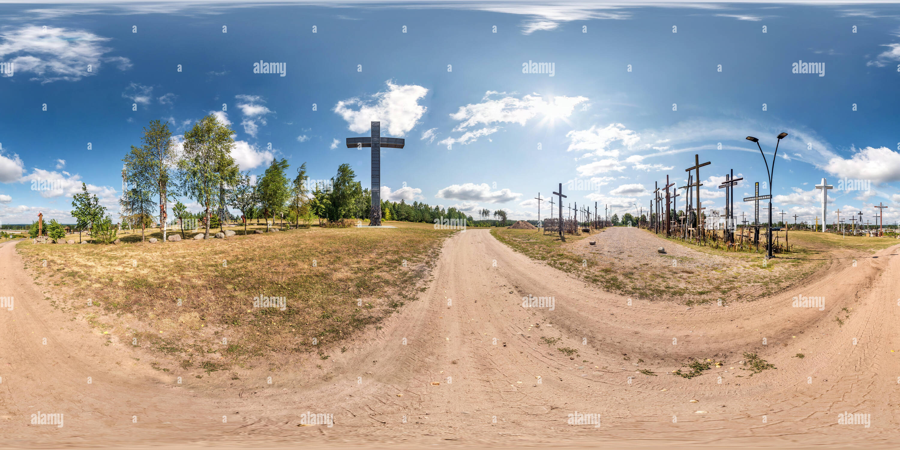 360 Grad Panorama Ansicht von Vollsphärische nahtlose hdri Panorama 360 Grad Betrachtungswinkel auf Feldweg in der Nähe von Berg der Kreuze Denkmal auf Hügel in equirectangular Projektion,