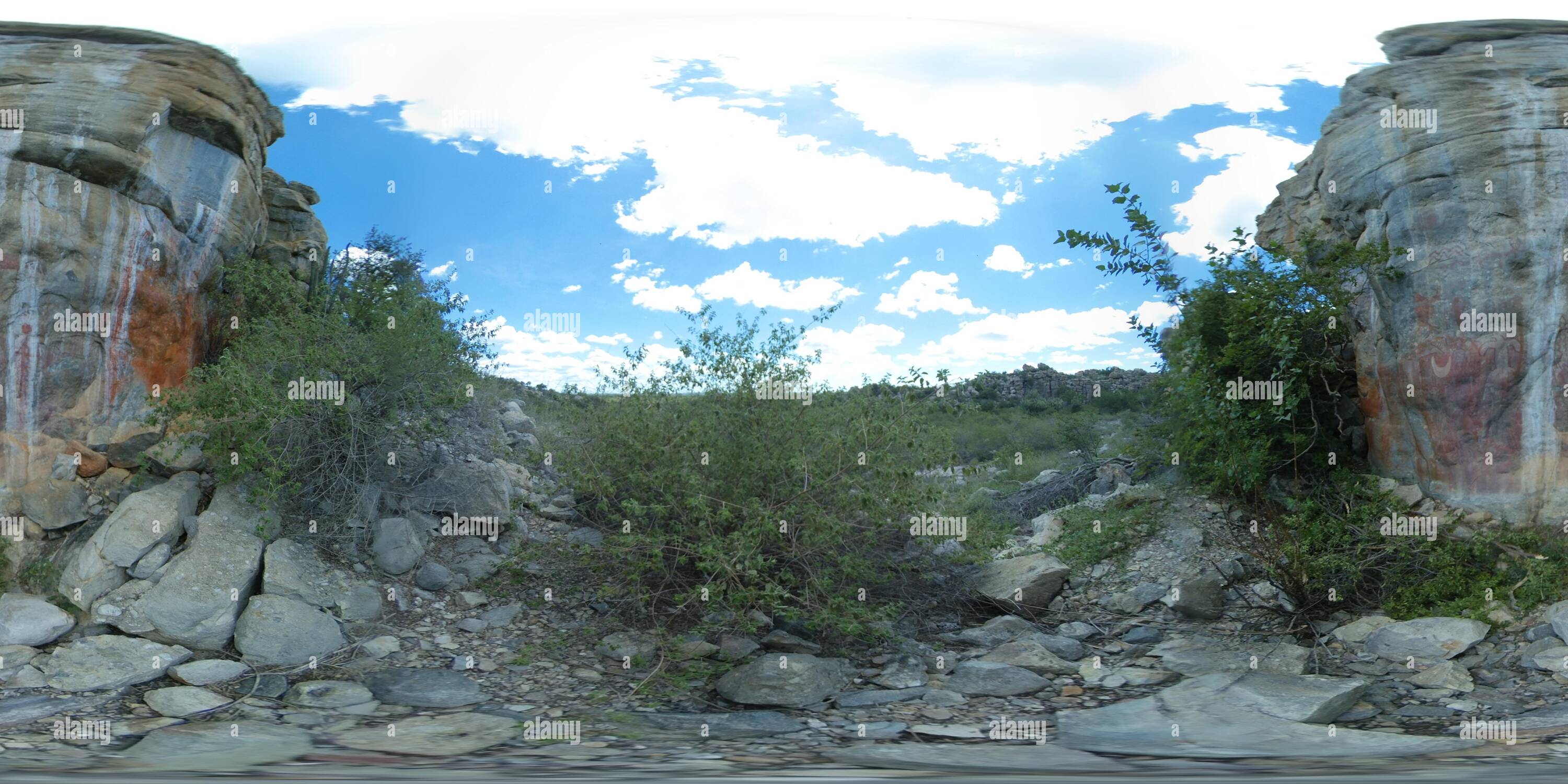 Vista panorámica en 360 grados de Rocas cubiertas con pinturas rupestres, 4K 360 Stock Photo