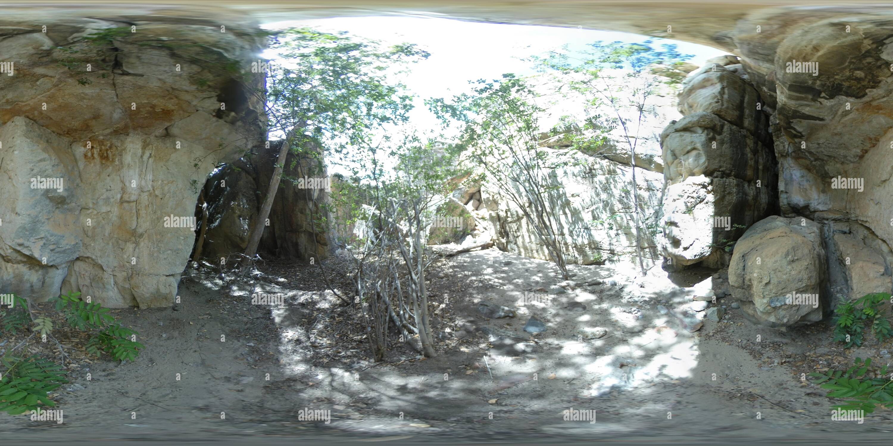 Vista panorámica en 360 grados de Campamento de pueblo antiguo con rocas cubiertas con dibujos, 4K 360 Stock Photo