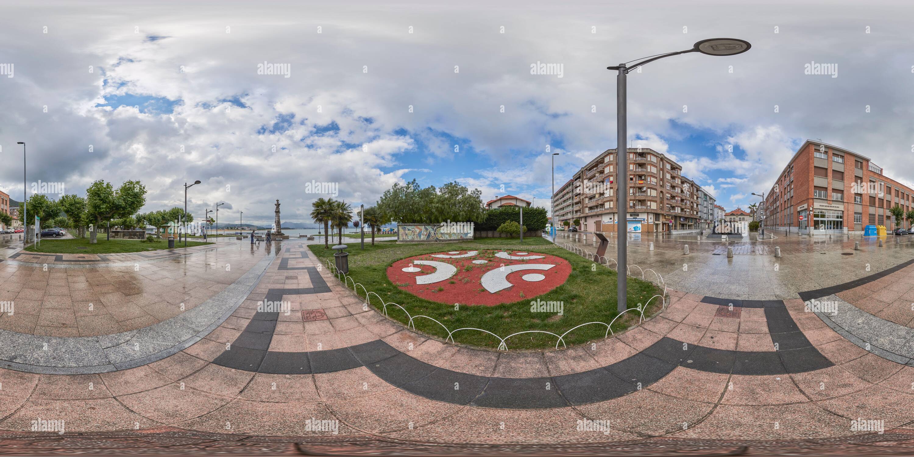 Vista panorámica en 360 grados de Panorámica de 360 grados: Monumento al Carnaval en la Plaza de la Corcordia y Juan de la Cosa en el paseo marítimo de Santona, Cantabria, España, Europa.