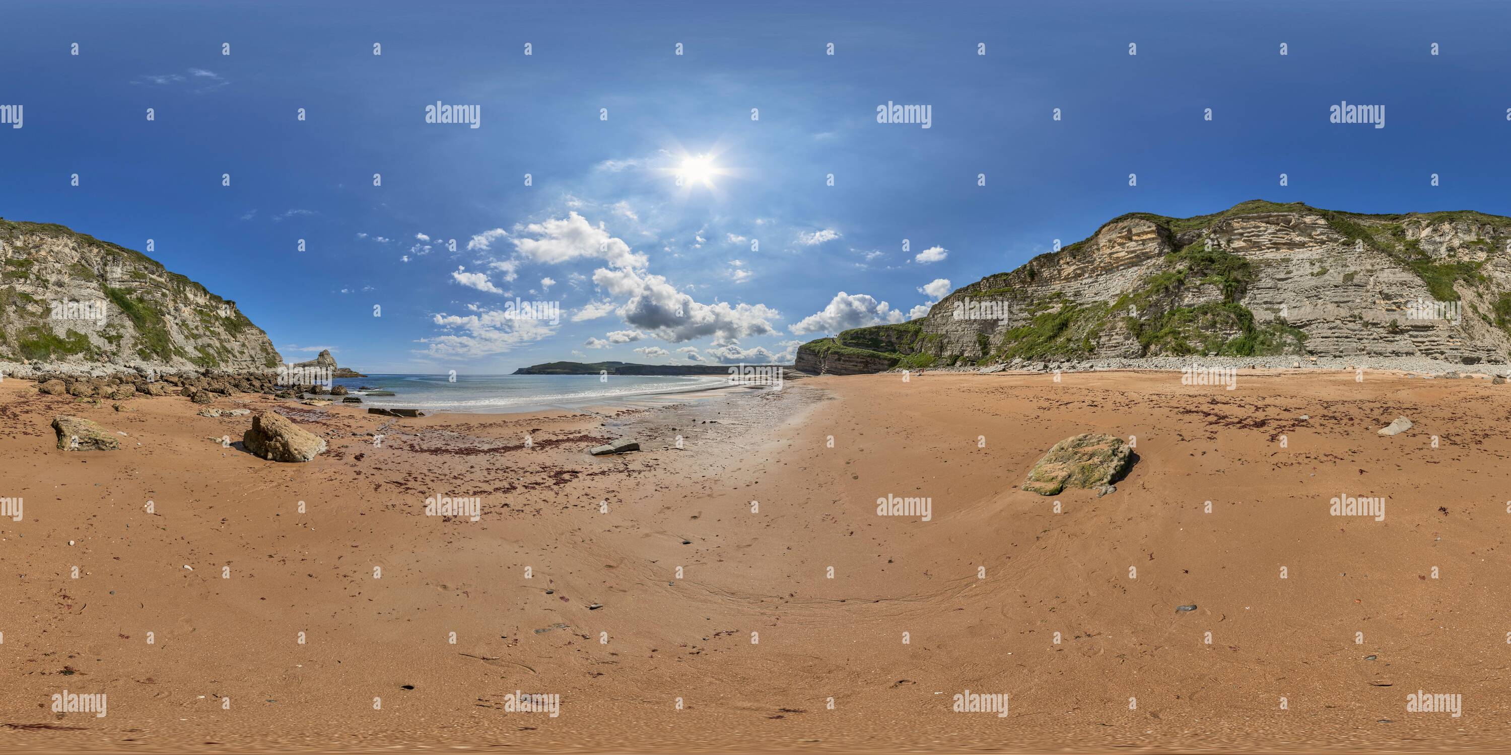 Vista panorámica en 360 grados de Panorámica de 360 grados: Playa de Larrugo en el municipio de Ribamontán al Mar, Cantabria, España, Europa