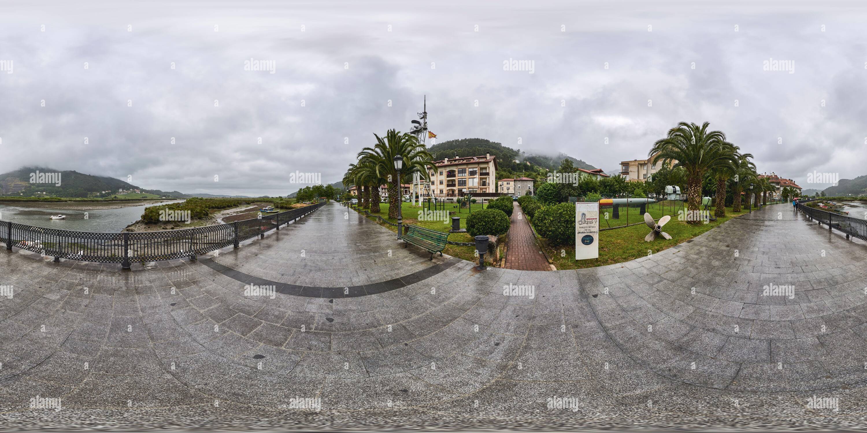 Vista panorámica en 360 grados de Panorámica de 360 grados: Museo del Parque Hispaniola en el paseo marítimo del río Ason en el municipio de Limpias, Cantabria, España, Europa