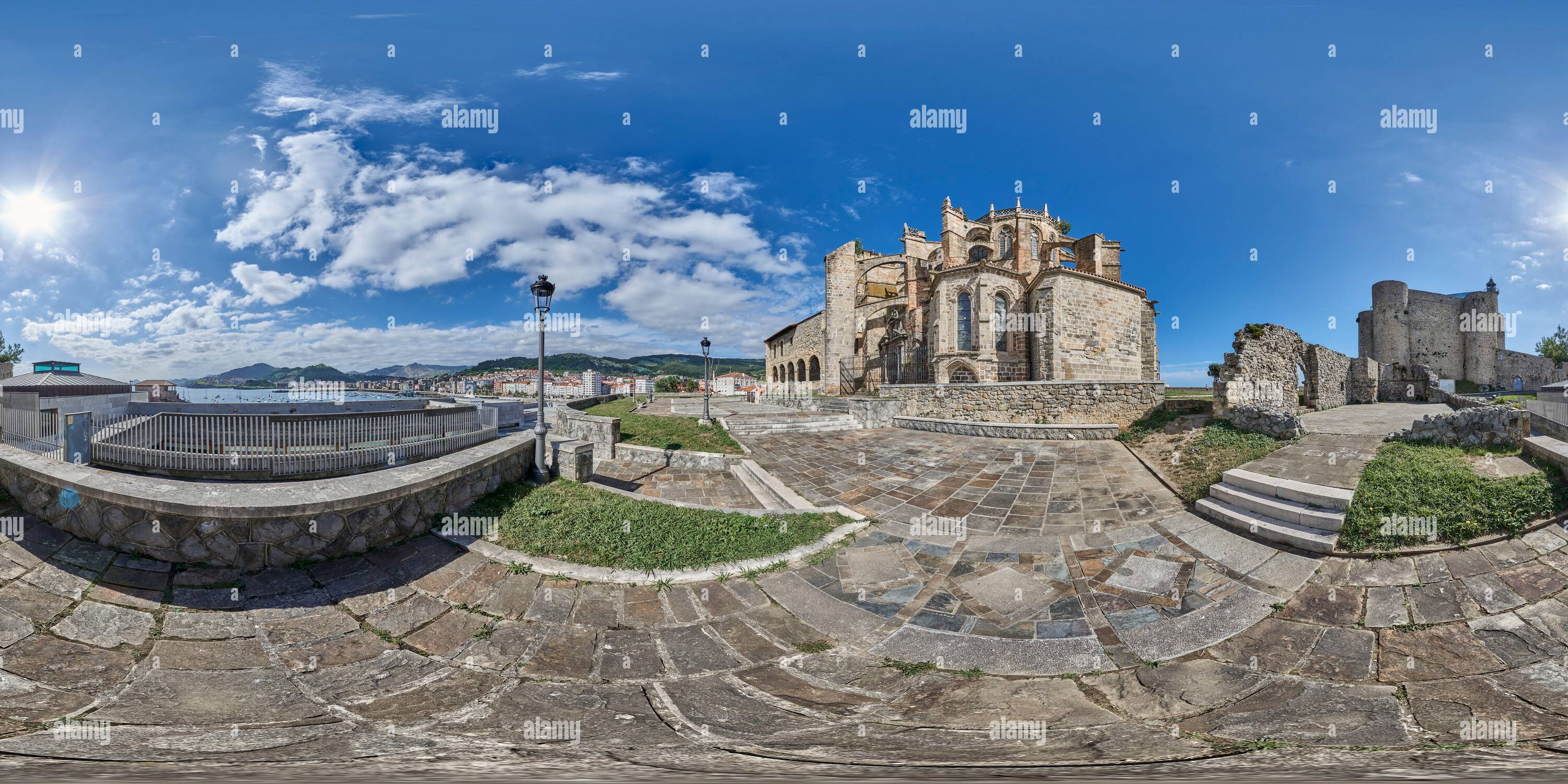 Vista panorámica en 360 grados de Panorámica de 360 grados: Iglesia de Santa María de la Asunción y Castillo de Santa Ana en Castro Urdiales, Cantabria, España, Europa