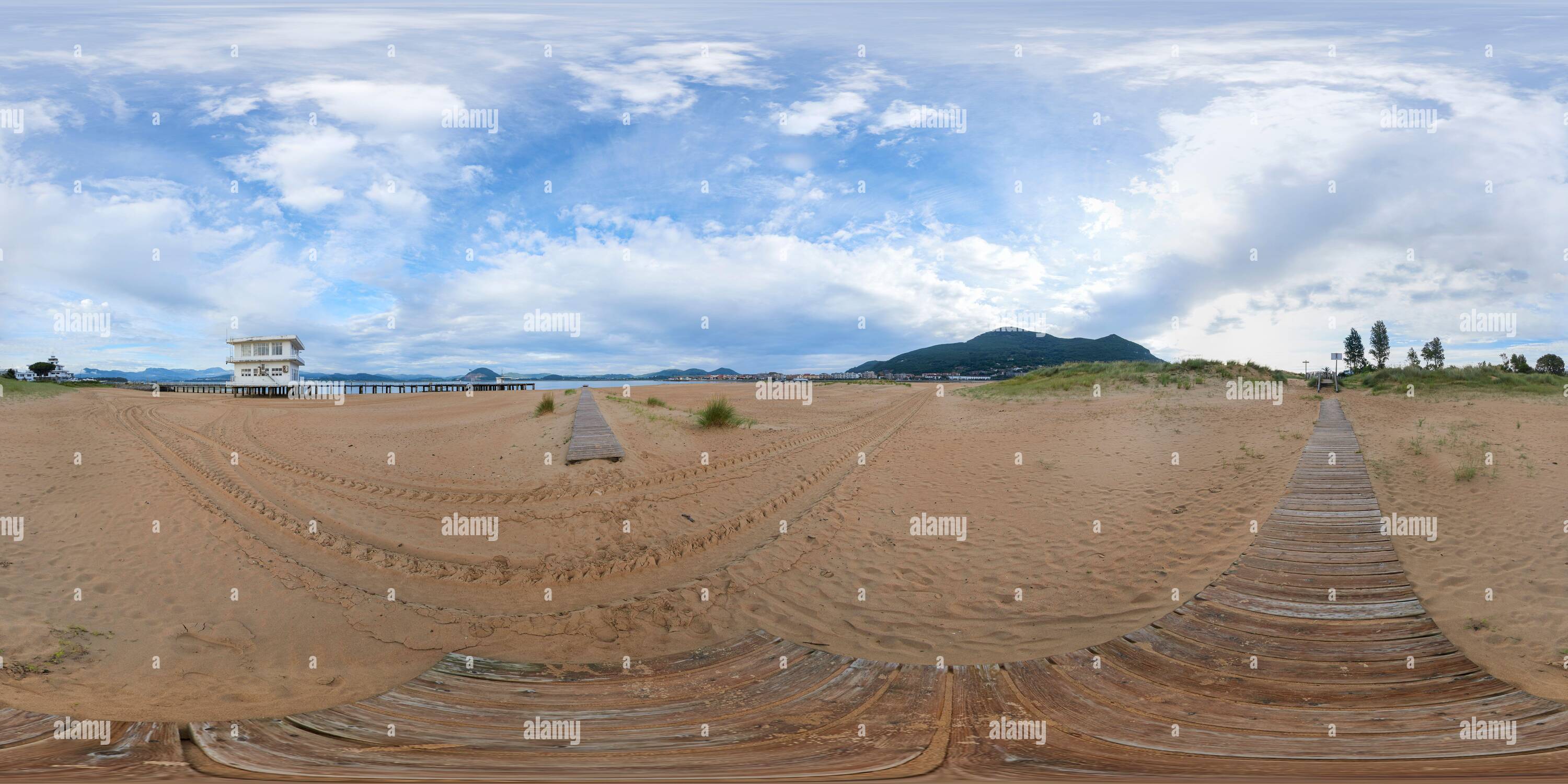 Vista panorámica en 360 grados de 360 grados panorámico: Antiguo edificio de escuela de vela en el Puntal, Playa de Laredo, Cantabria, España, Europa