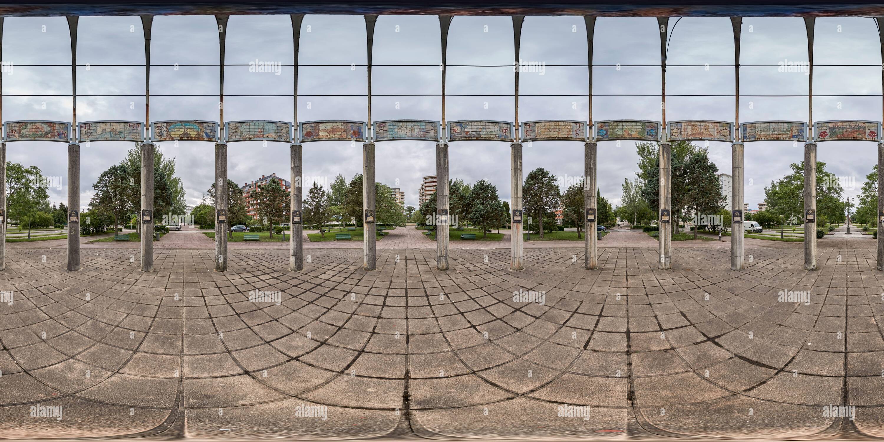 Vista panorámica en 360 grados de Panorámica de 360 grados: Monumento artístico de columnas con el horóscopo y el planeta Tierra, en el Parque tres Laredos, Laredo, Cantabria, España, Europa.