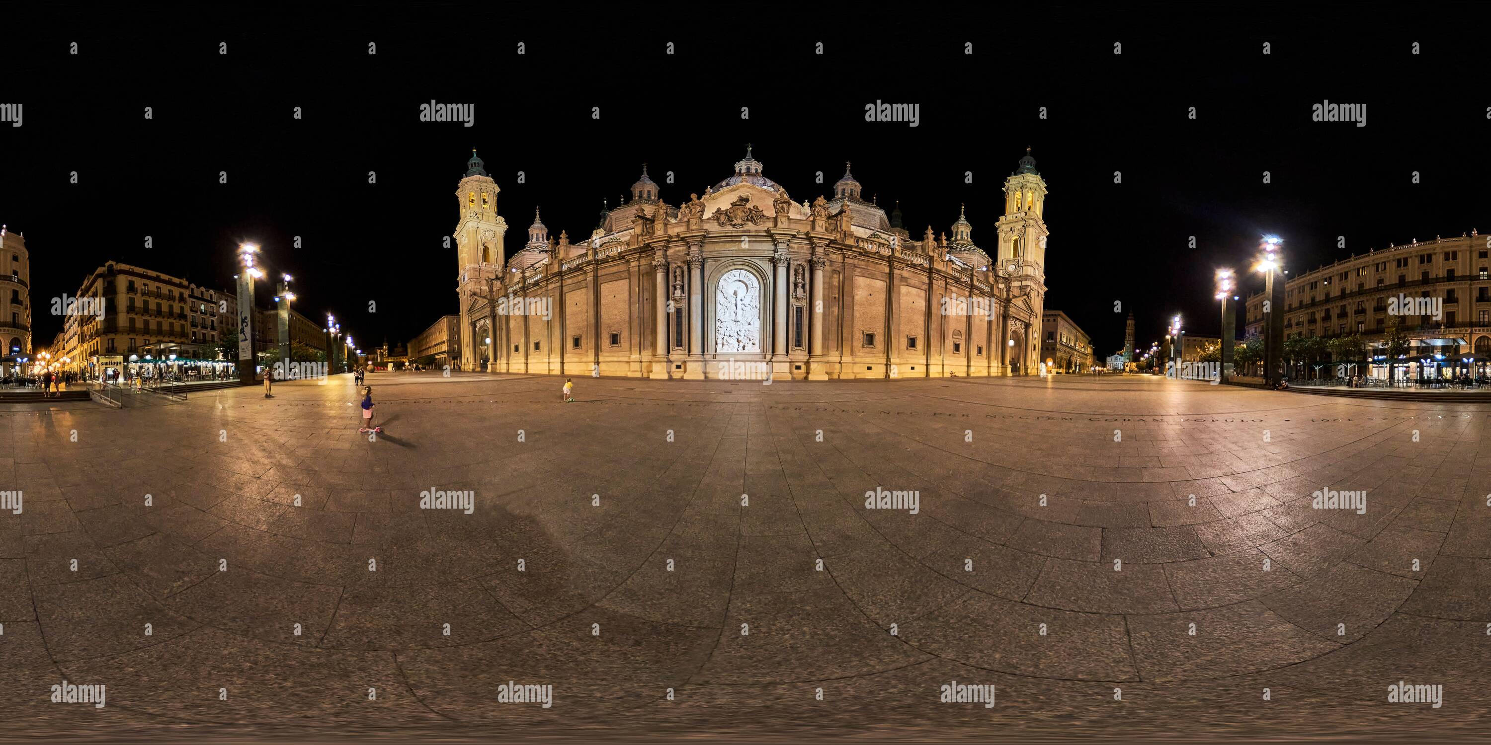 Vista panorámica en 360 grados de Panorámica de 360 grados: La catedral-basílica de nuestra Señora del Pilar de Zaragoza, templo barroco, Aragón, España, Europa