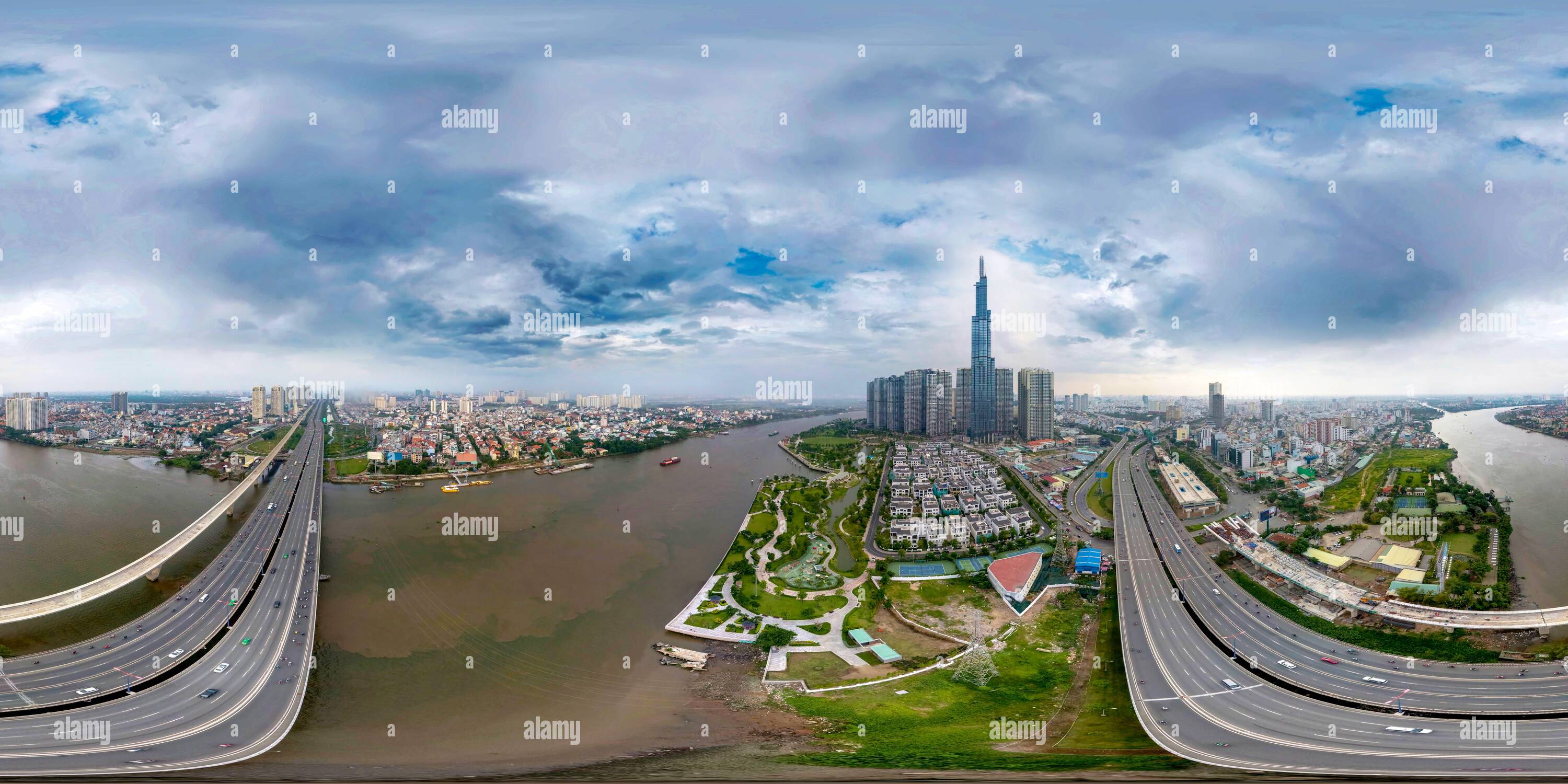 Vista panorámica en 360 grados de Aérea: 360 vista panorámica sobre el puente de Saigón, (HCMC), Vietnam. Todo el tráfico utiliza este puente de 10 carriles al otro lado del río Saigon con Landmark visible.