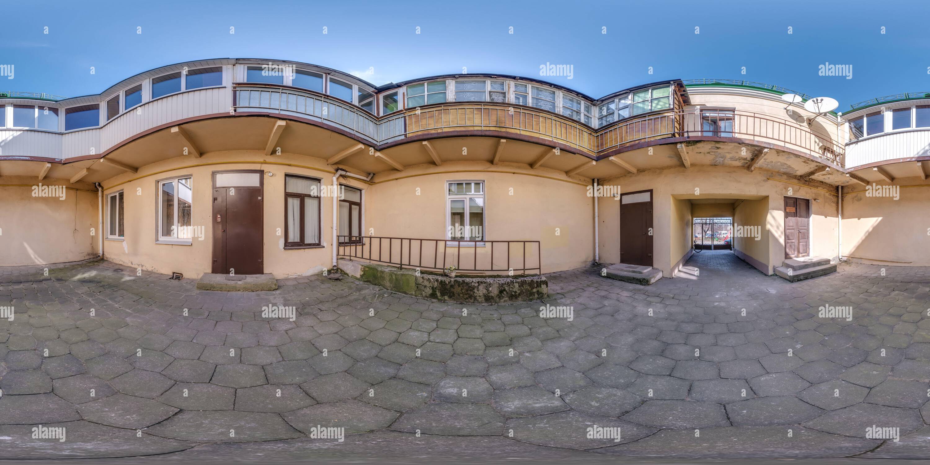 Vista de 360 grados de vista panorámica completa y esférica hdri 360 cerca  de casas antiguas en un patio estrecho o patio trasero de la ciudad en  proyección equirectangular, lista f - Alamy