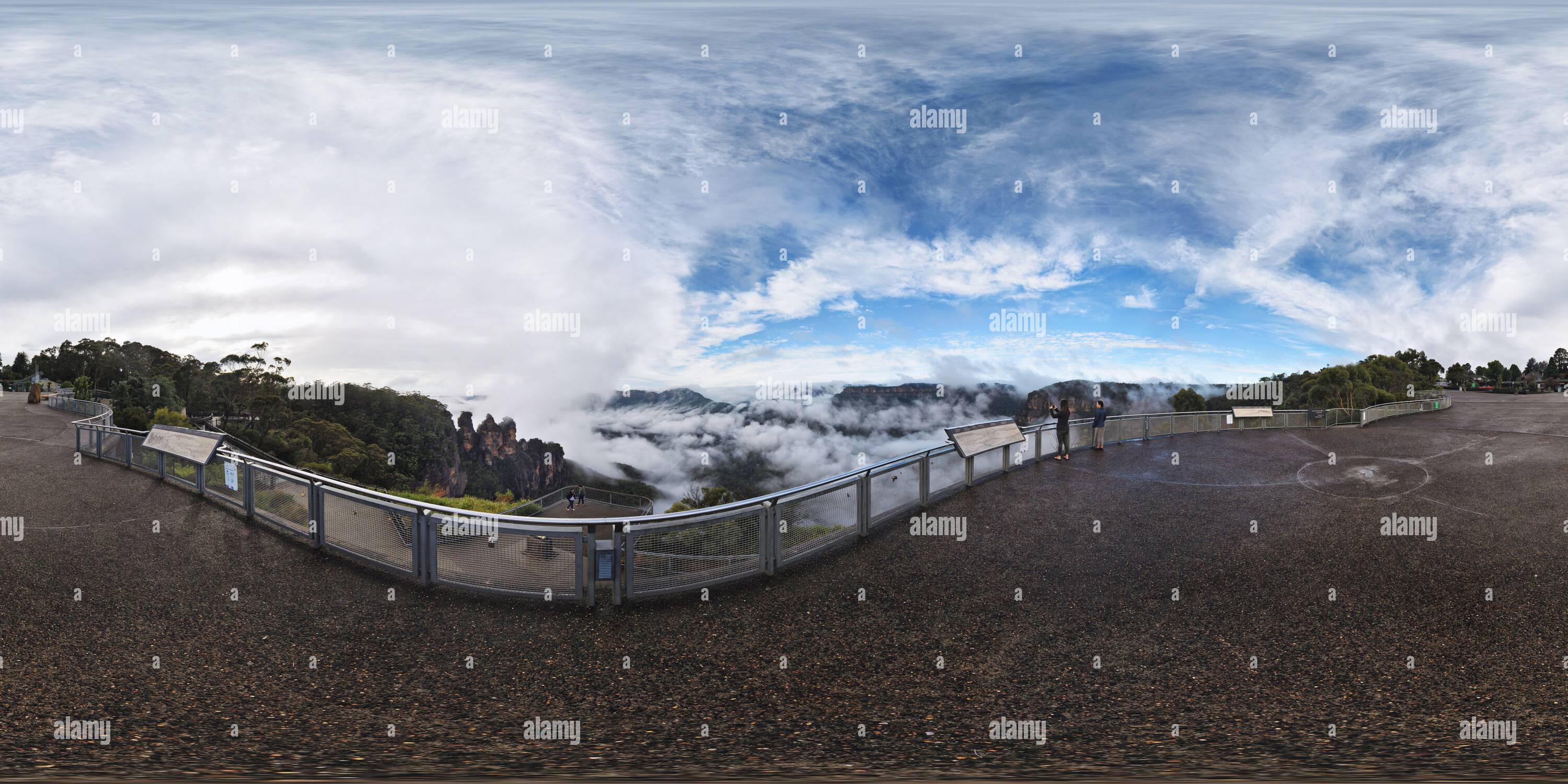 Vista panorámica en 360 grados de 360° Panorama de las Montañas Azules, Tres Hermanas y Nube llena Jamison Valley, Echo Point Lookout, Australia