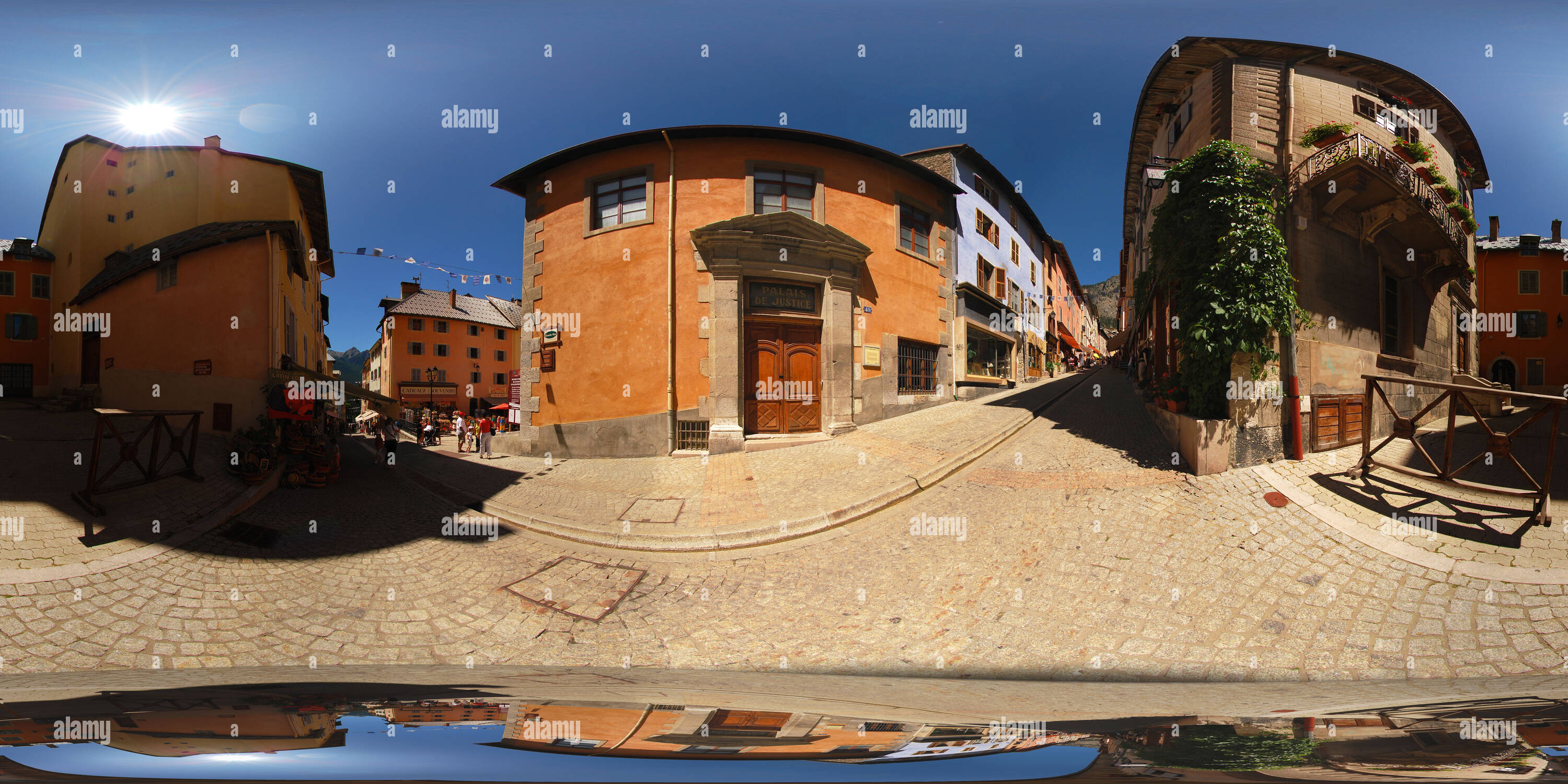 Vista panorámica en 360 grados de La grande rue et le palais de justice de Briançon