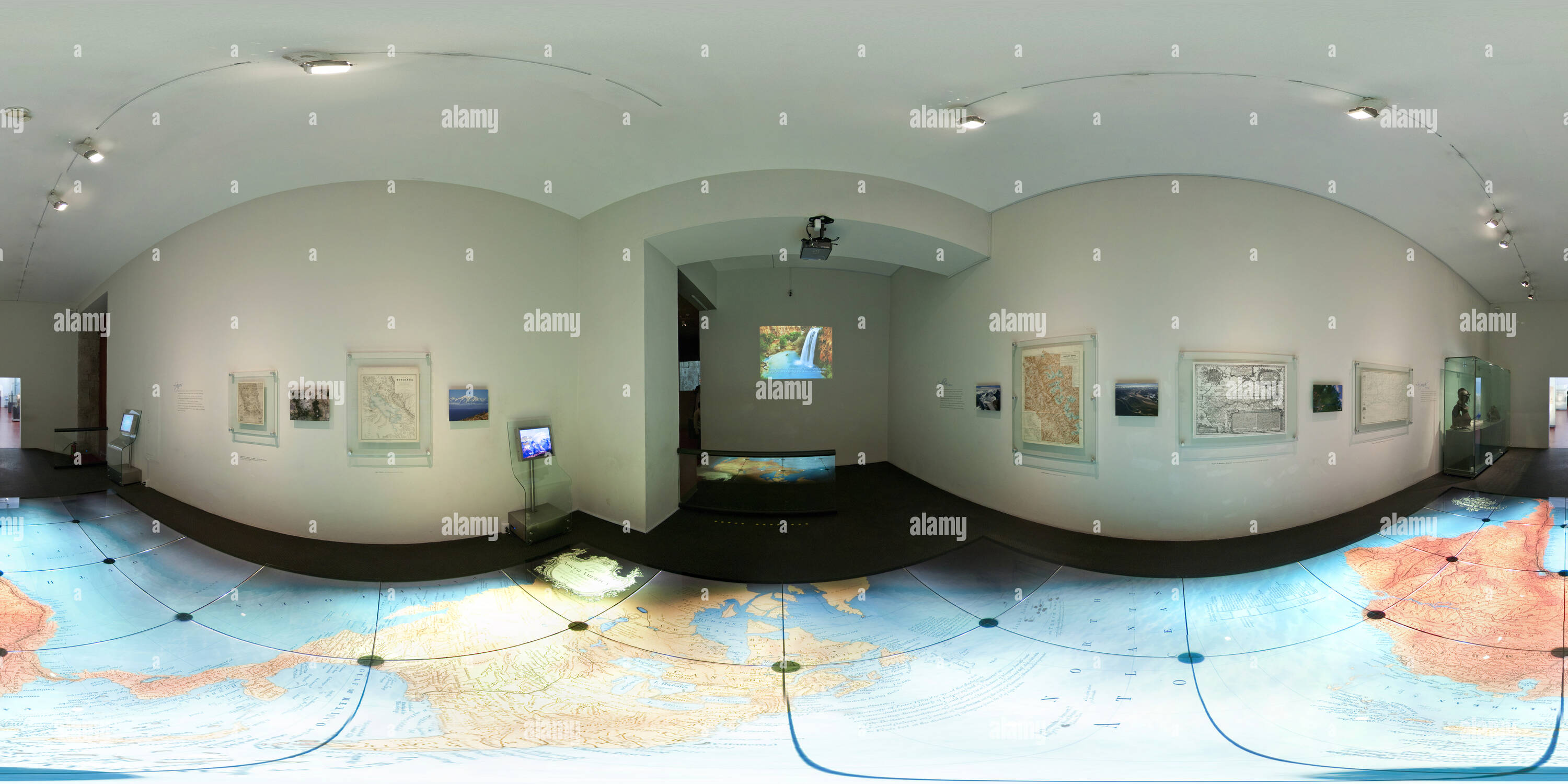 imagen horizontal del mapa del mundo hecho de corcho pegado en la pared de  la sala de estar Fotografía de stock - Alamy