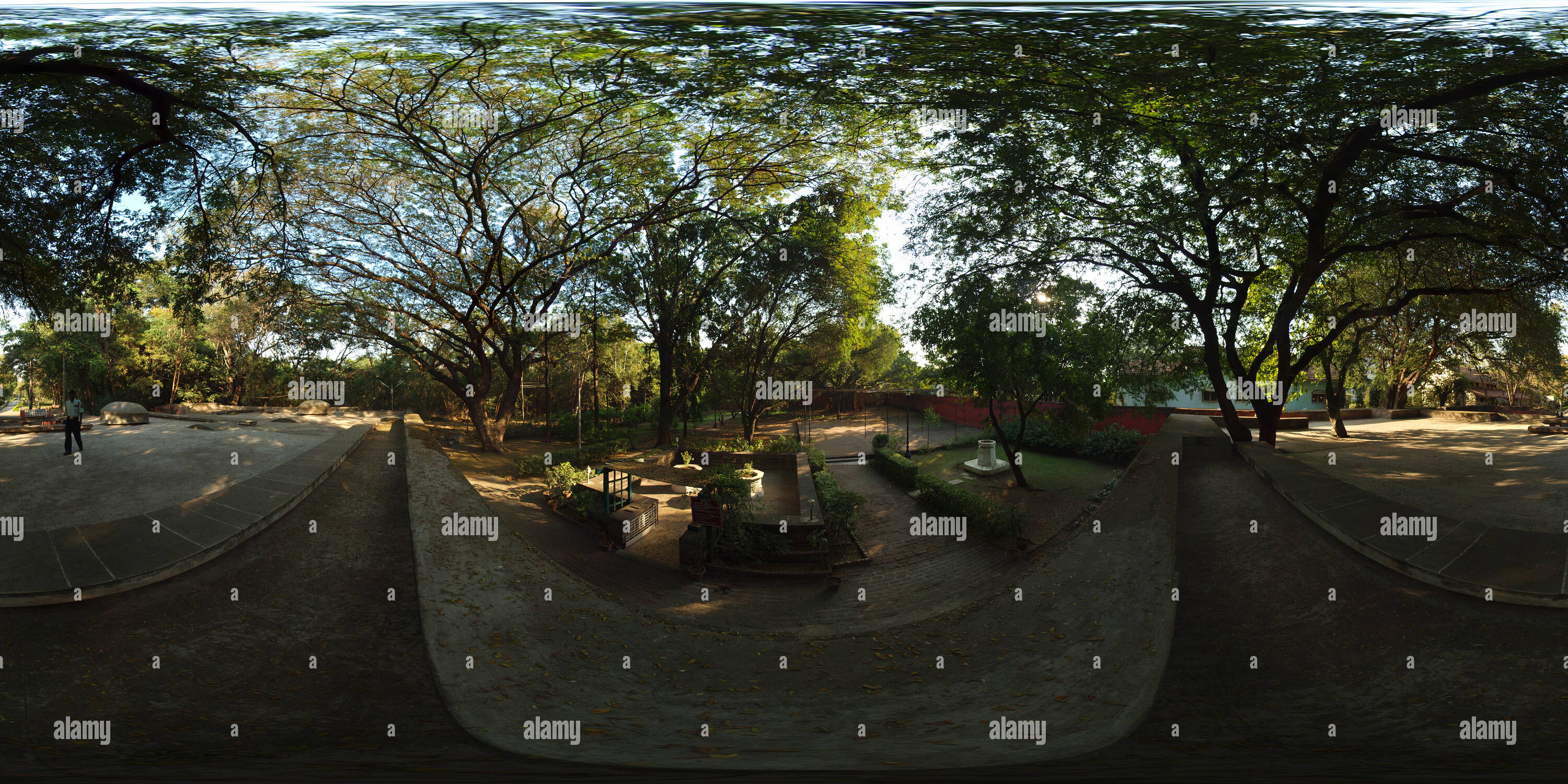 Vista panorámica en 360 grados de Samadhis de Mahadevbhai y Kasturba, palacio de Aga Khan, Pune