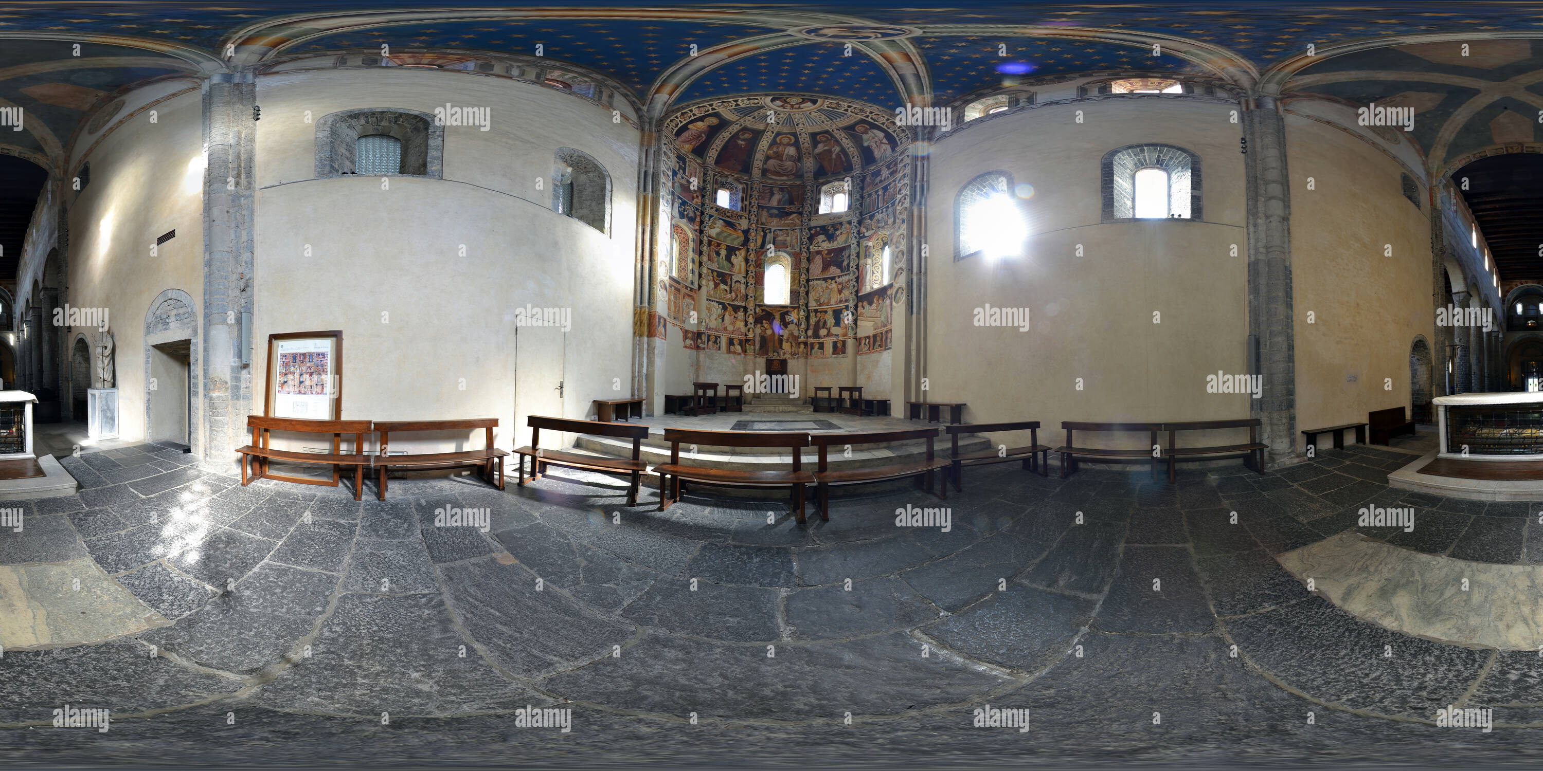 Vista panorámica en 360 grados de La Basilica di Sant'Abbondio - Como - Lombardía - Italia