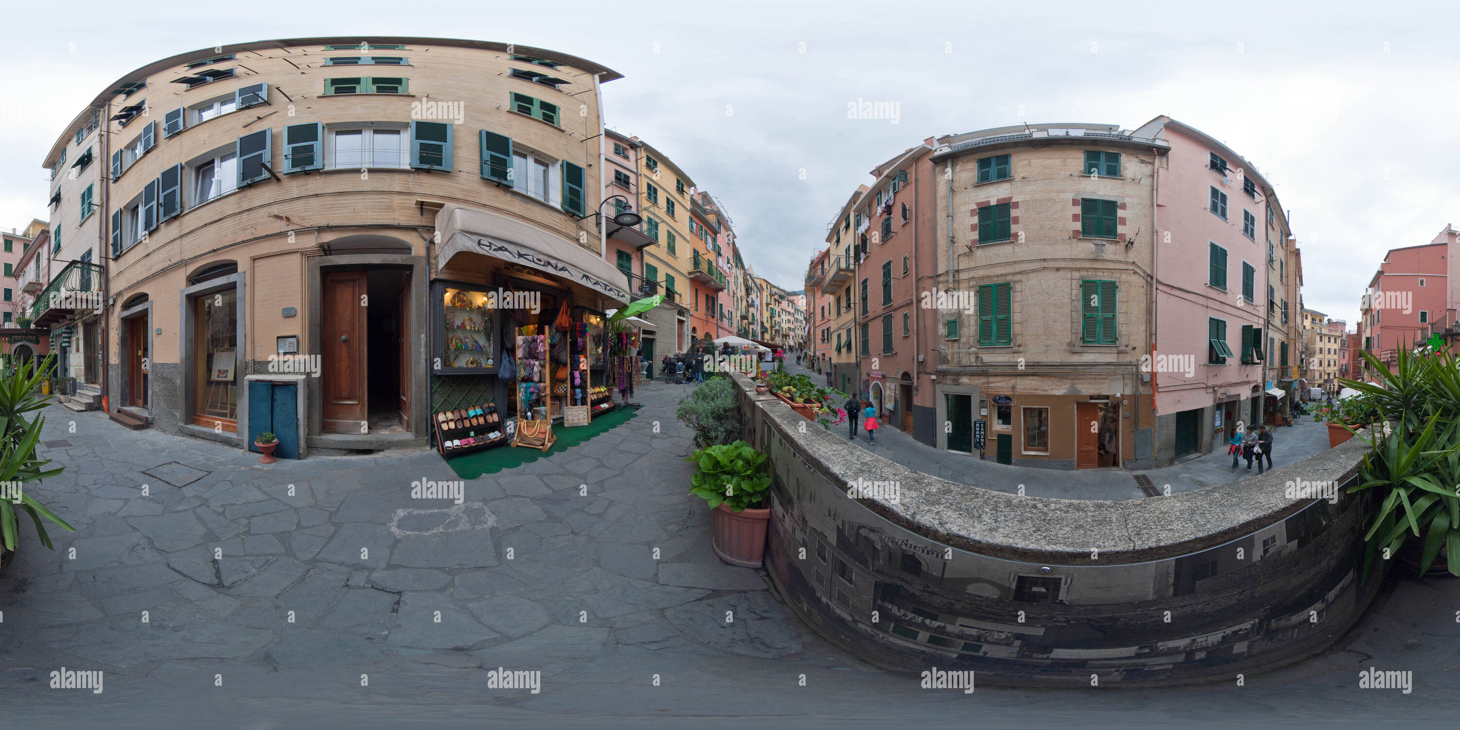 Vista panorámica en 360 grados de Cinque Terre - Main Street en Riomaggiore
