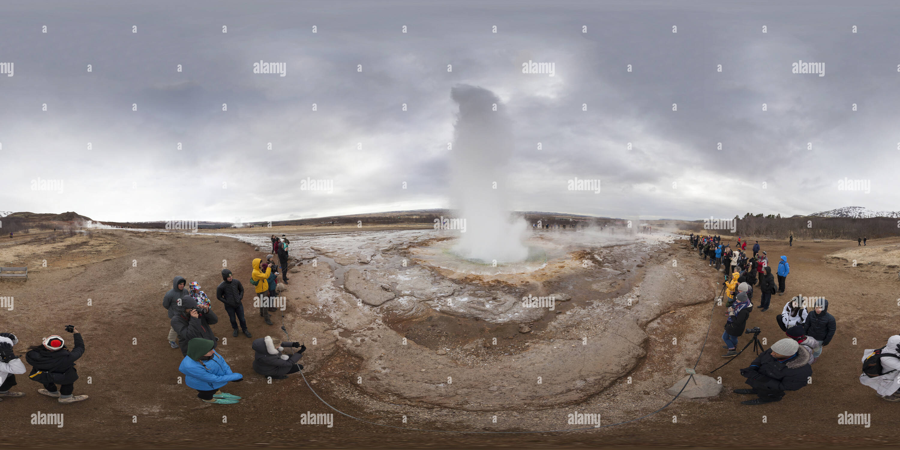Vista de 360 grados de Geysir geyser fumarola de campo de lava volcánica. Islandia Alamy