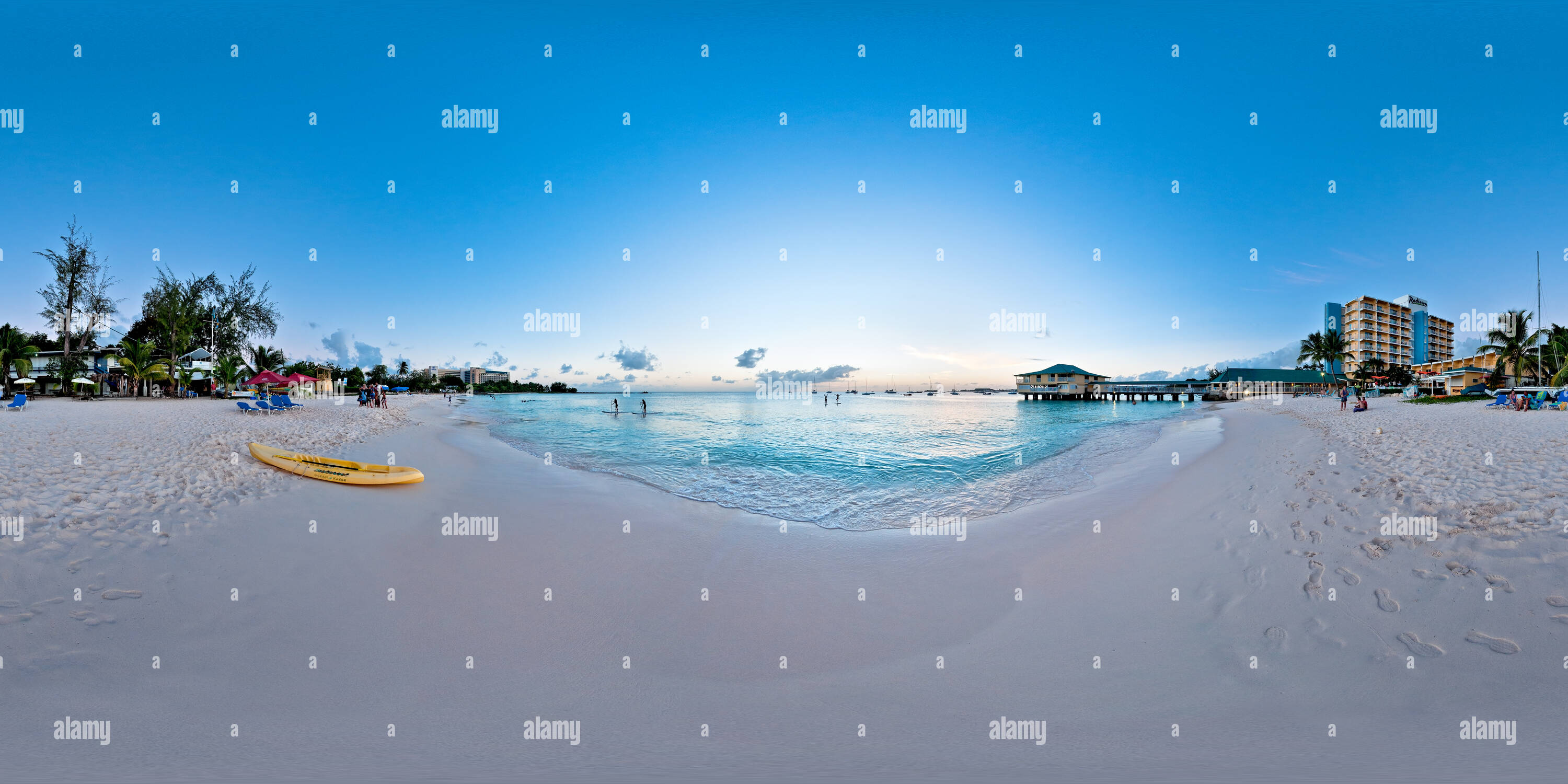 Vista panorámica en 360 grados de Yoga al atardecer en la playa de guijarros de