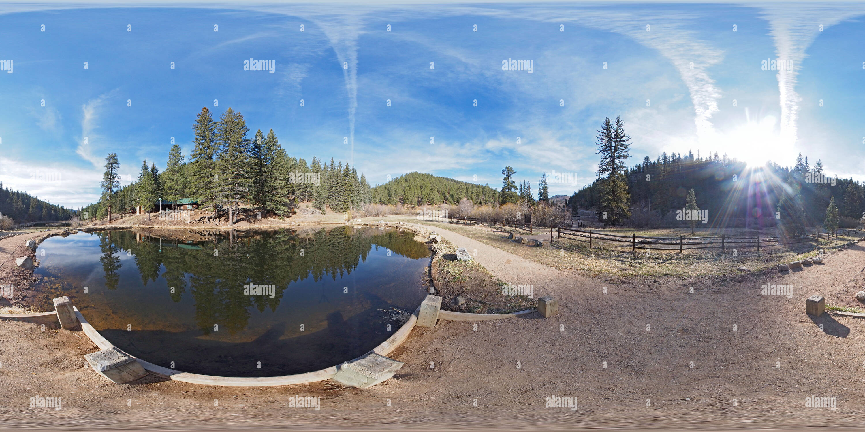 Vista panorámica en 360 grados de CCC estanque con peces y cabaña en la Cowles